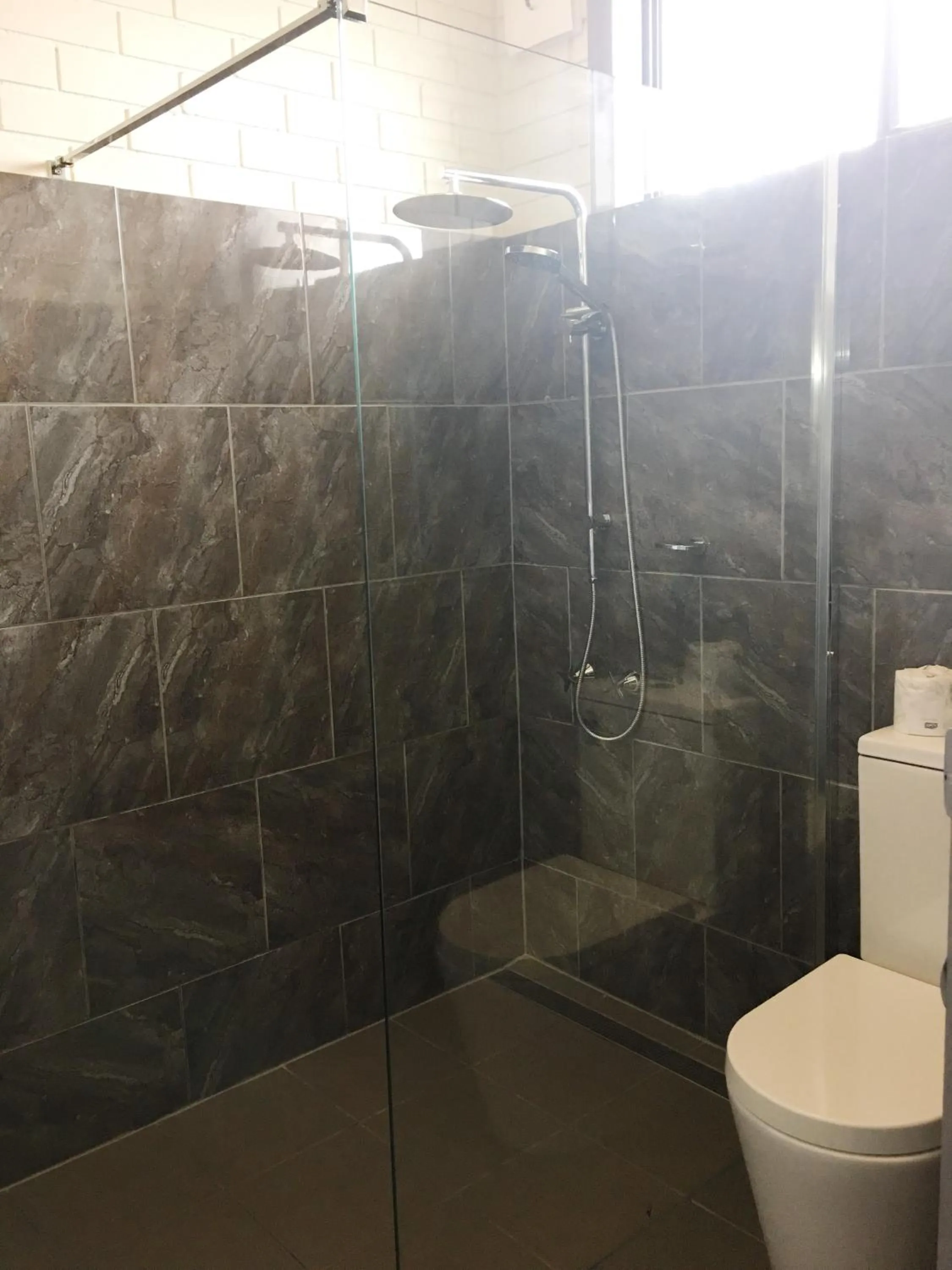 Shower in Statesman Motor Inn