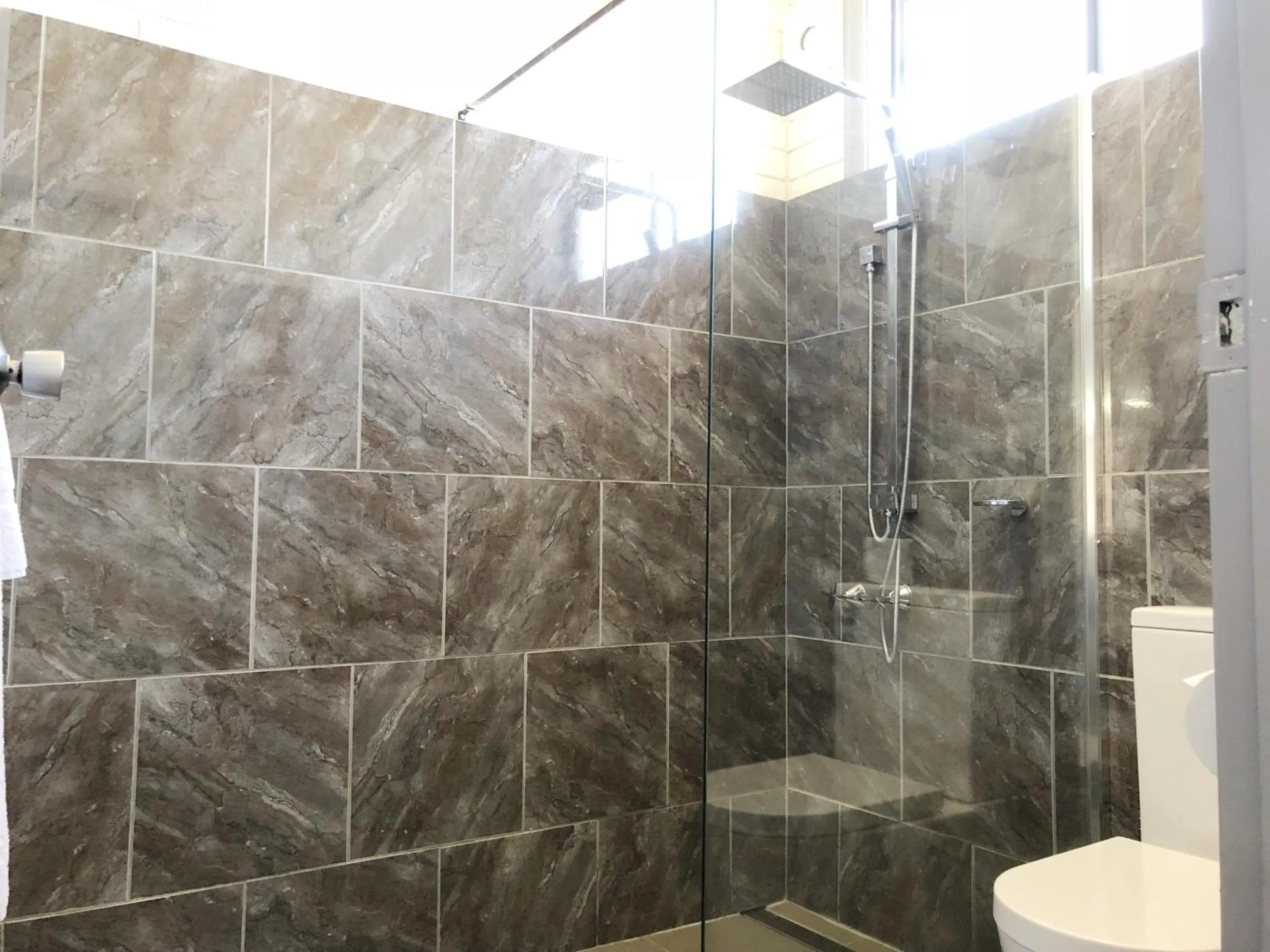 Bathroom in Statesman Motor Inn