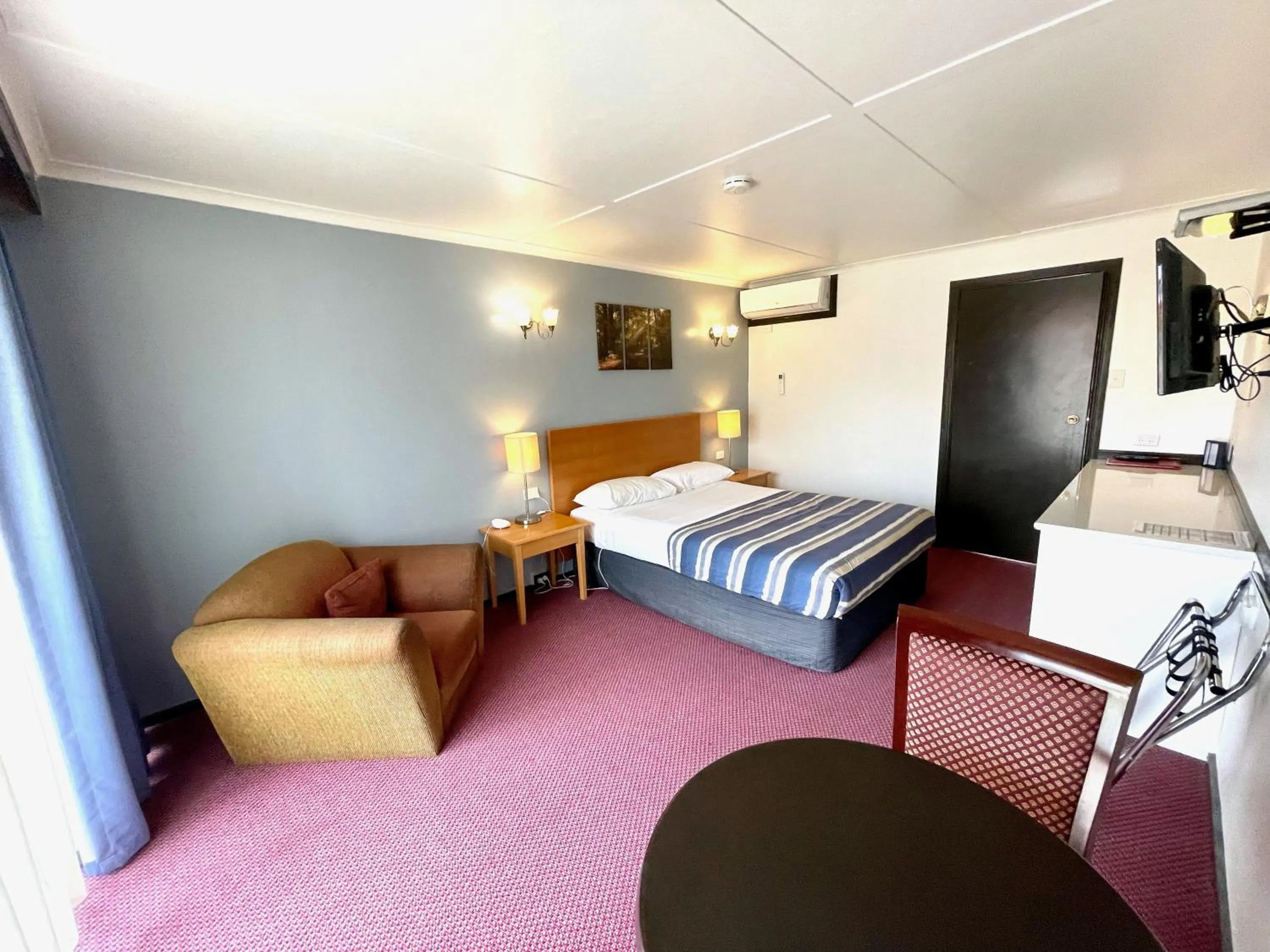 Bedroom, Bed in Statesman Motor Inn