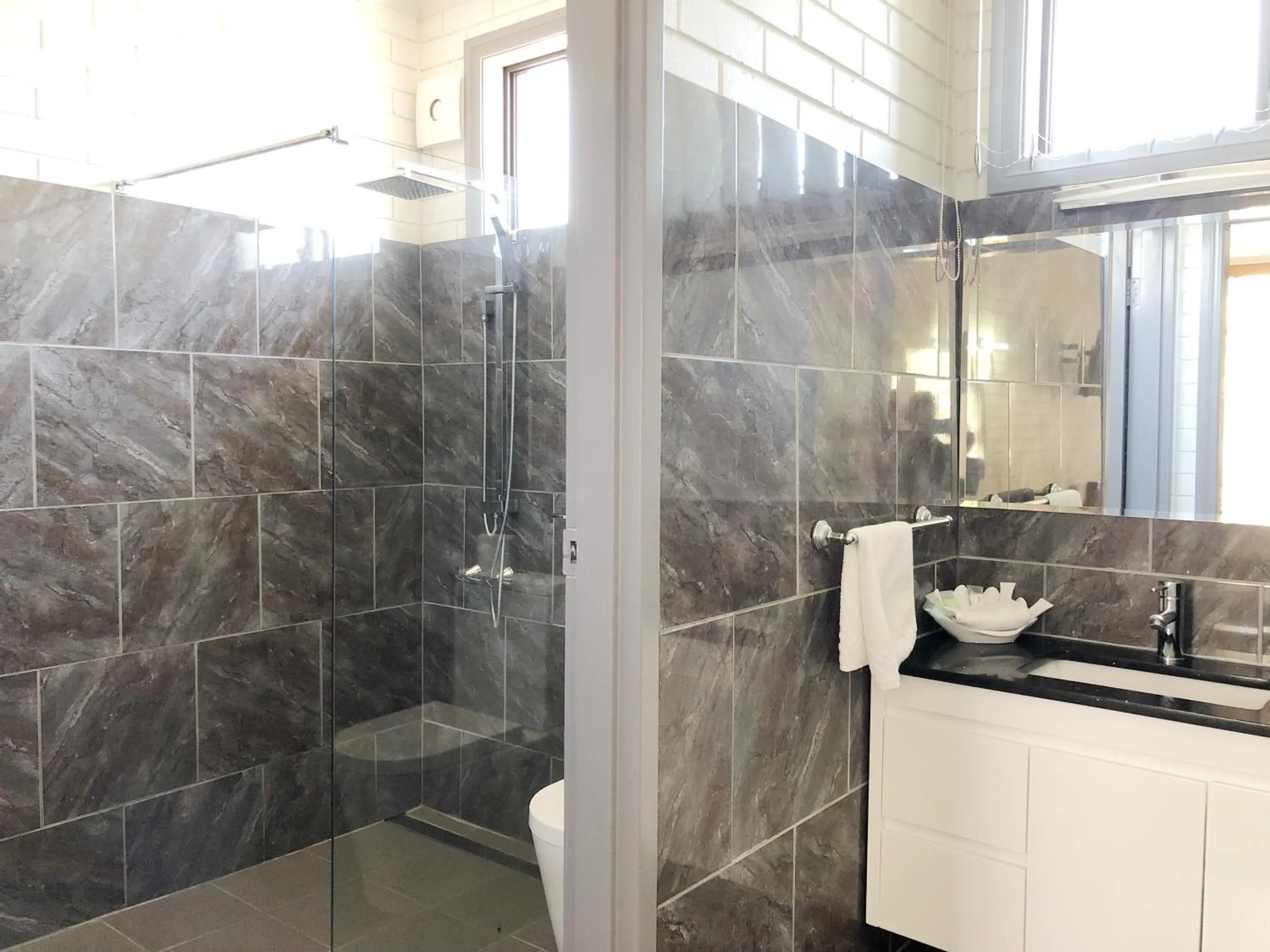 Bathroom in Statesman Motor Inn