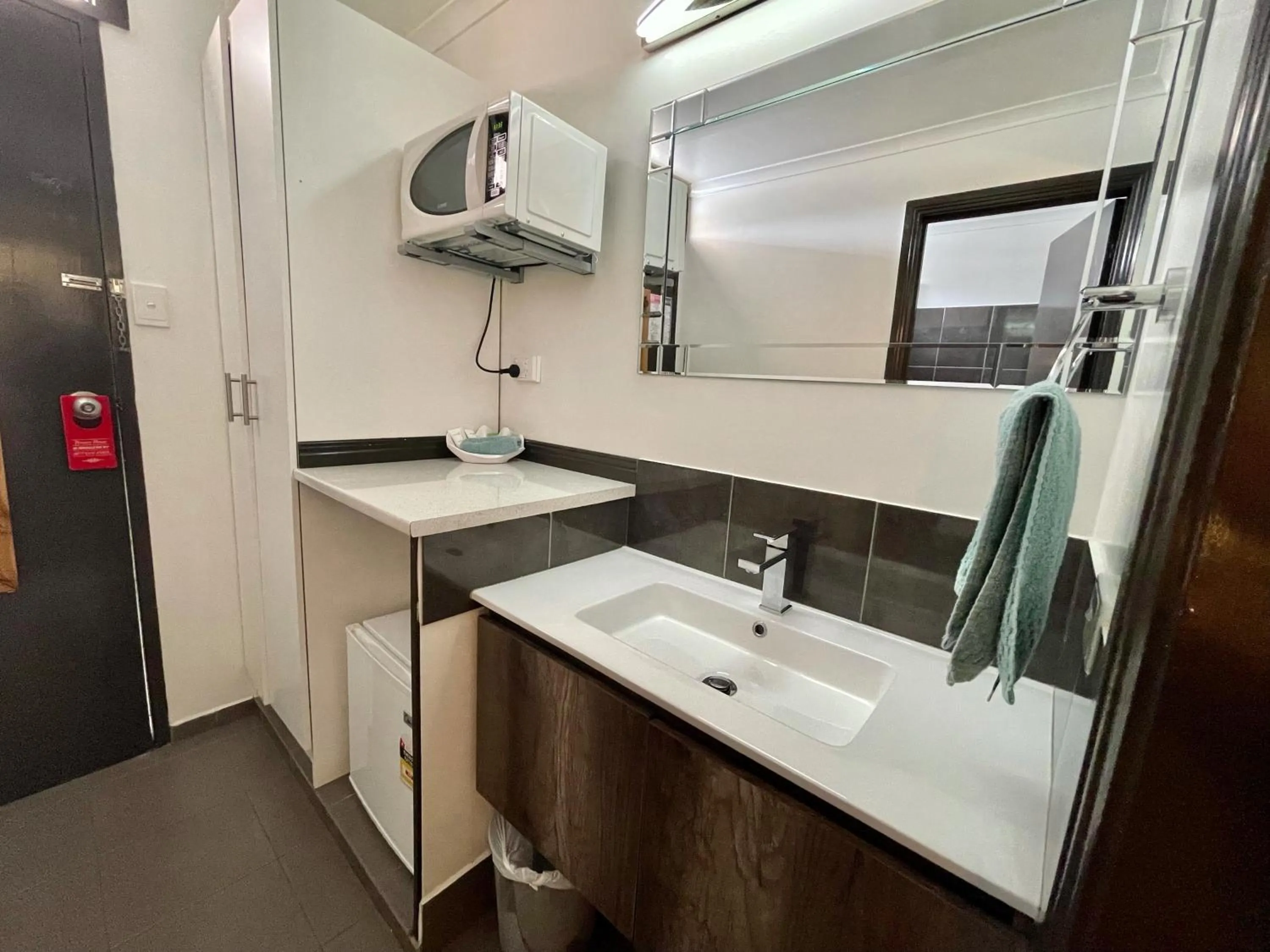 Bathroom in Statesman Motor Inn