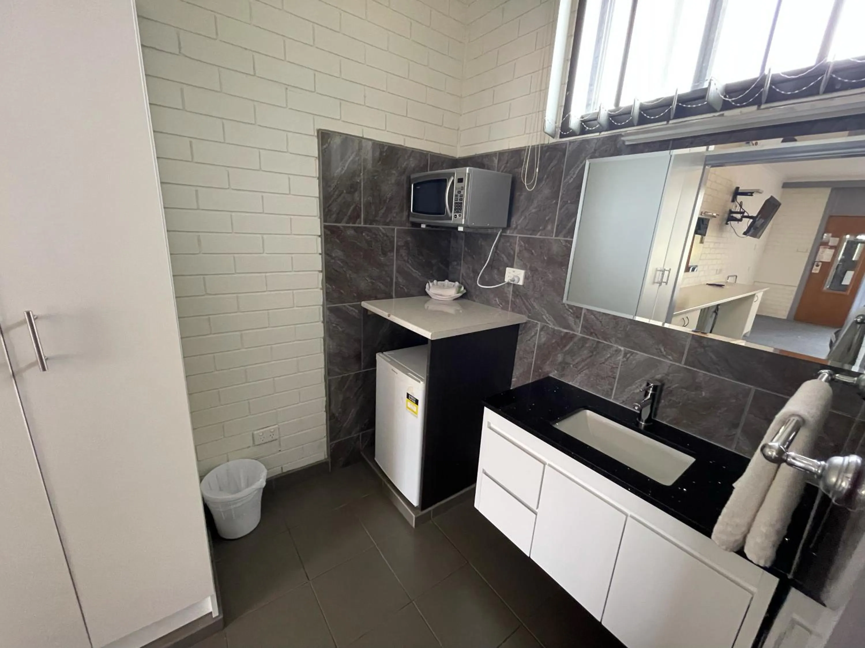 Bathroom in Statesman Motor Inn