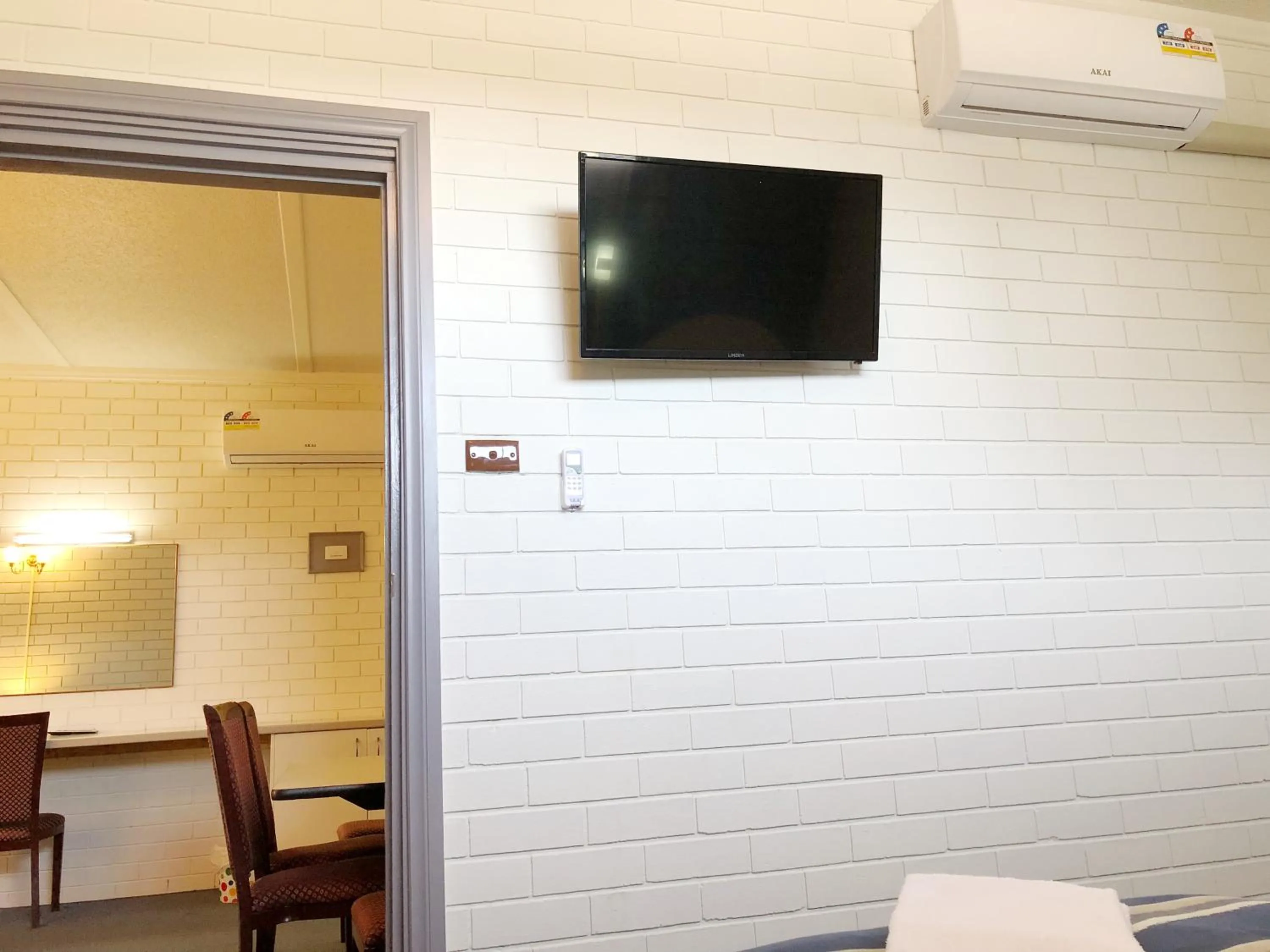 Bedroom in Statesman Motor Inn