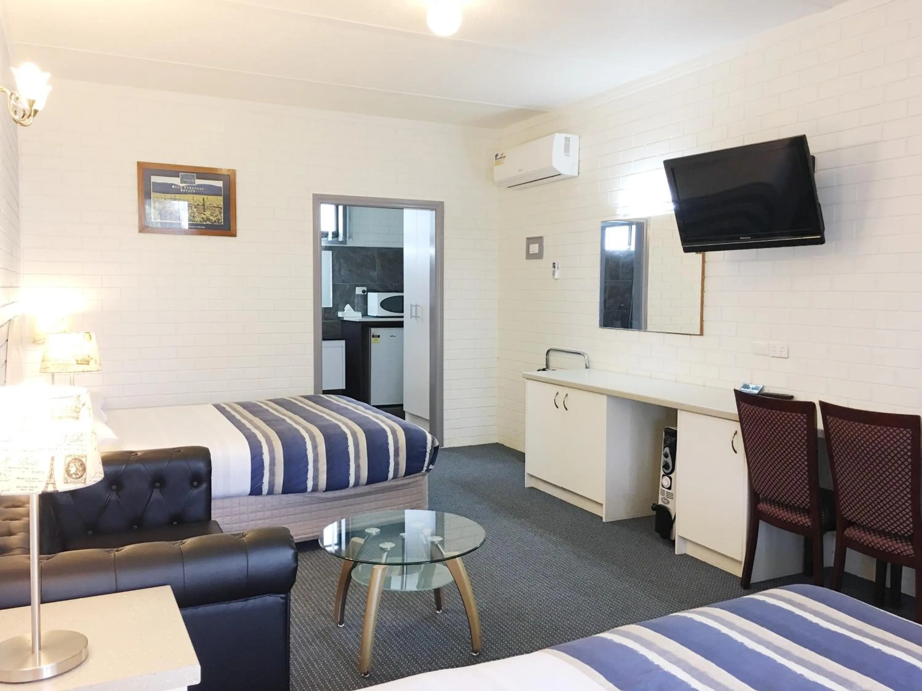 Bedroom in Statesman Motor Inn