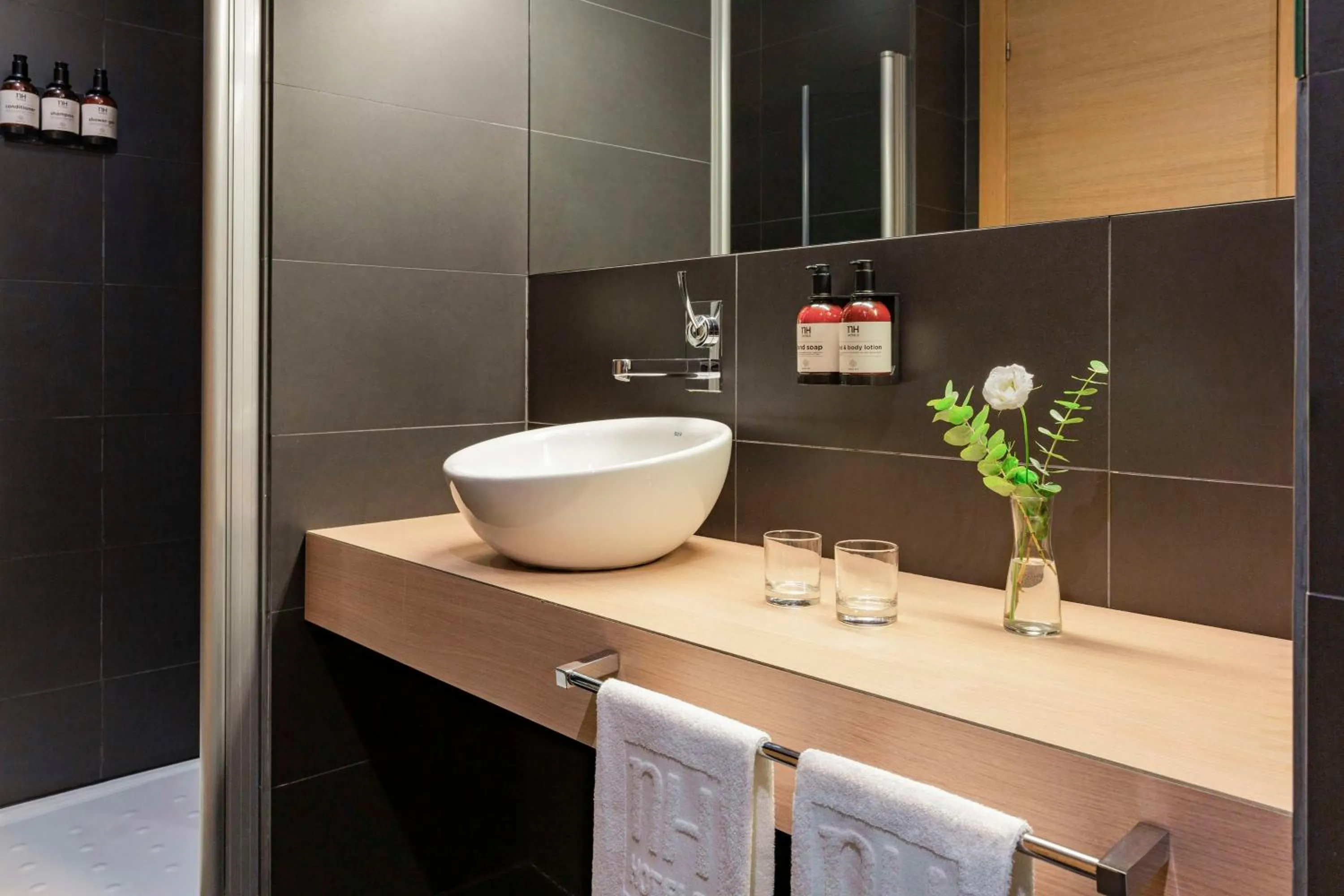 Bathroom in NH Gijón