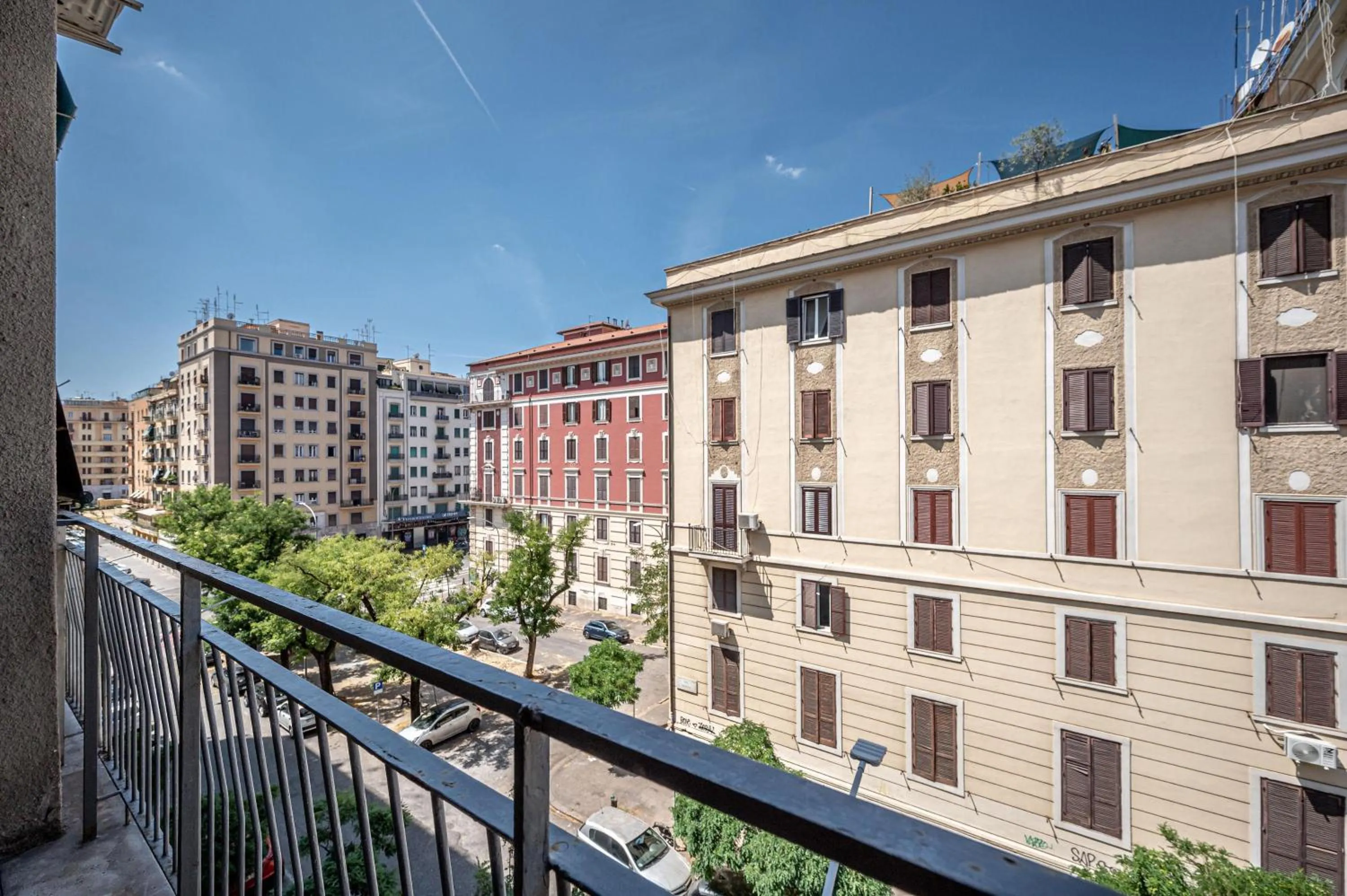 Property building in Caracciolo Apartment - Metro San Giovanni