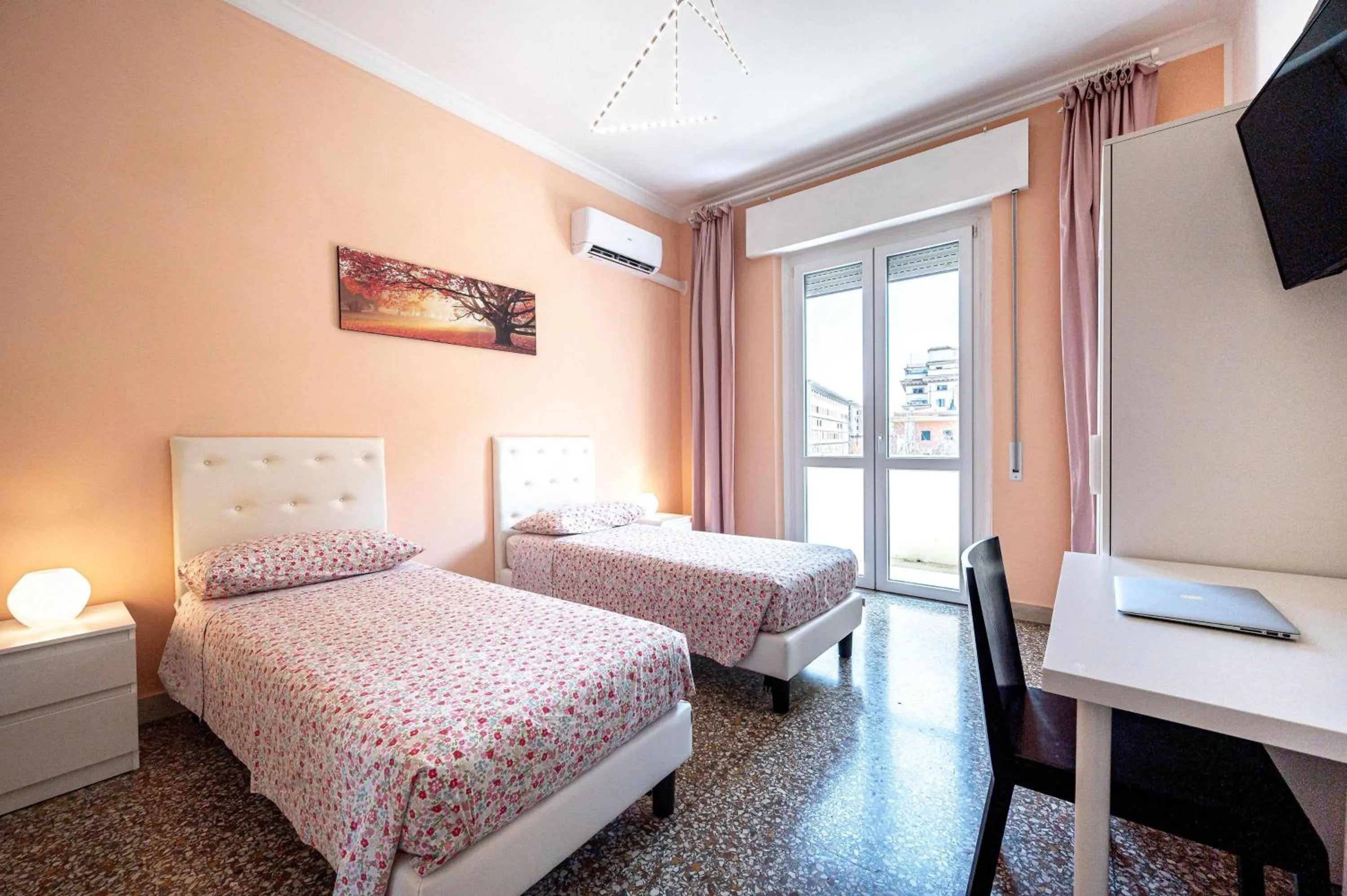 Bed in Caracciolo Apartment - Metro San Giovanni