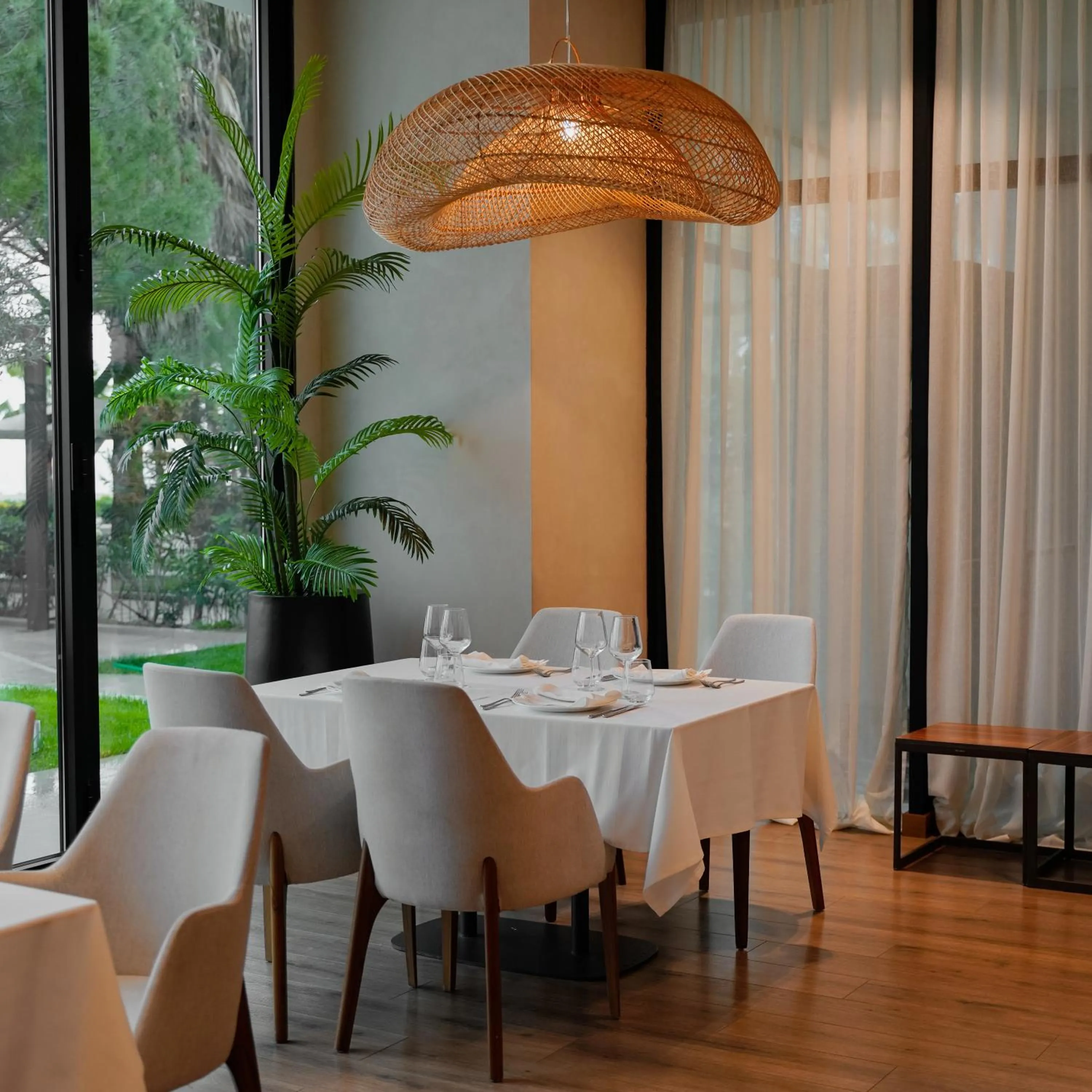 Restaurant/places to eat in Supreme Hotel