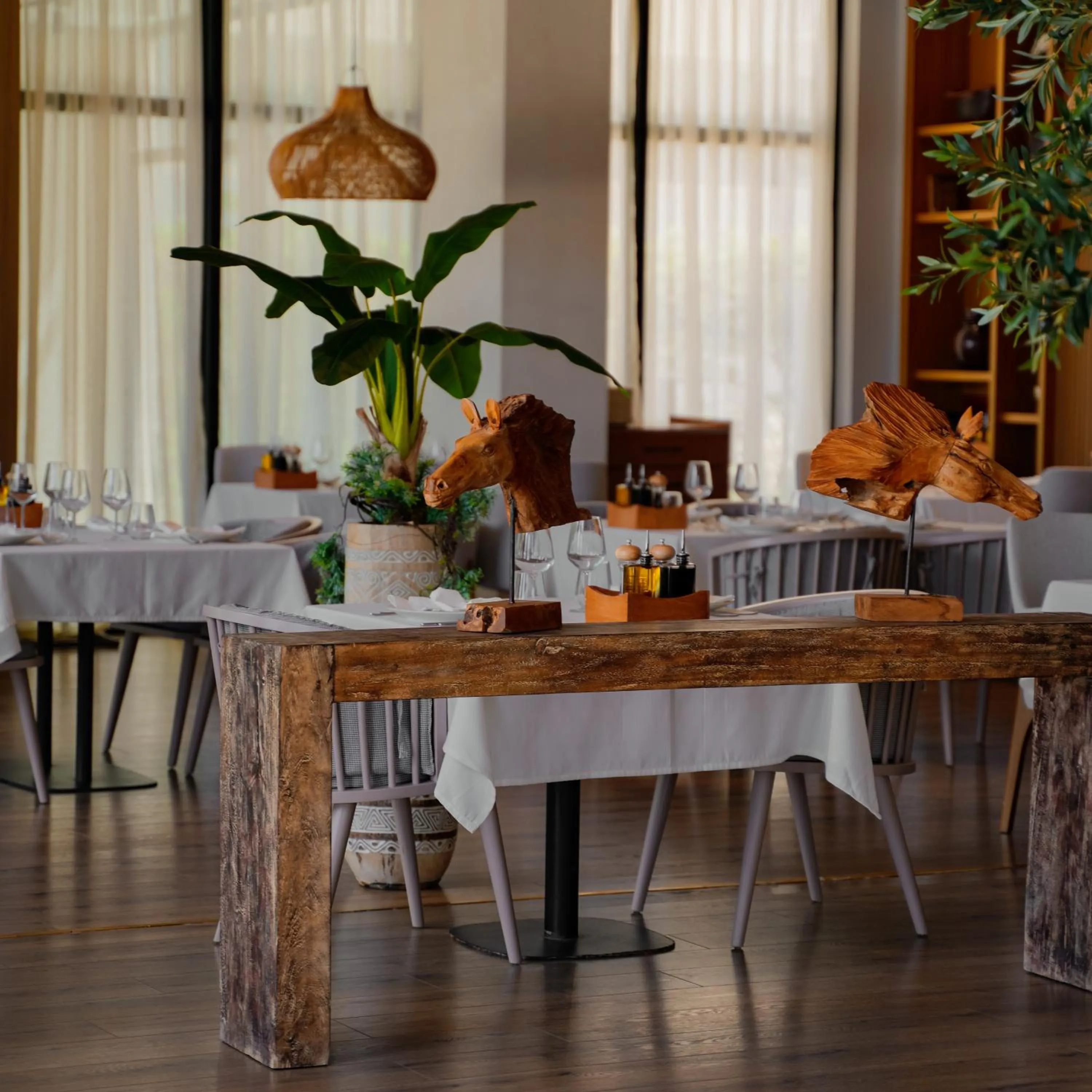 Restaurant/places to eat in Supreme Hotel