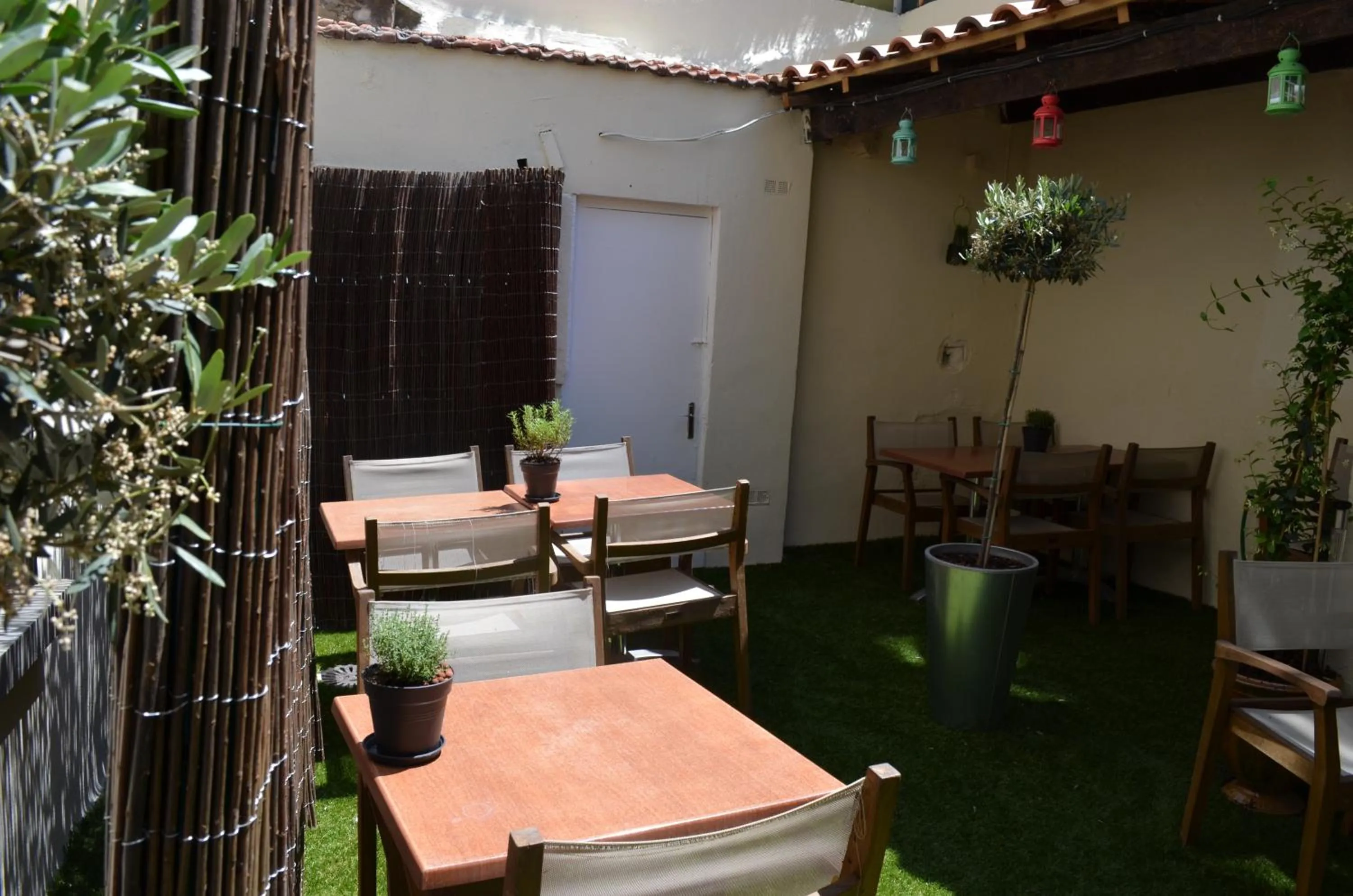 Patio in Hôtel Les Corps Saints