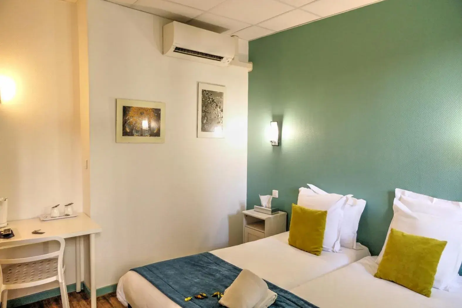 Twin Room in Hôtel Les Corps Saints Twin Room in Hôtel Les Corps Saints