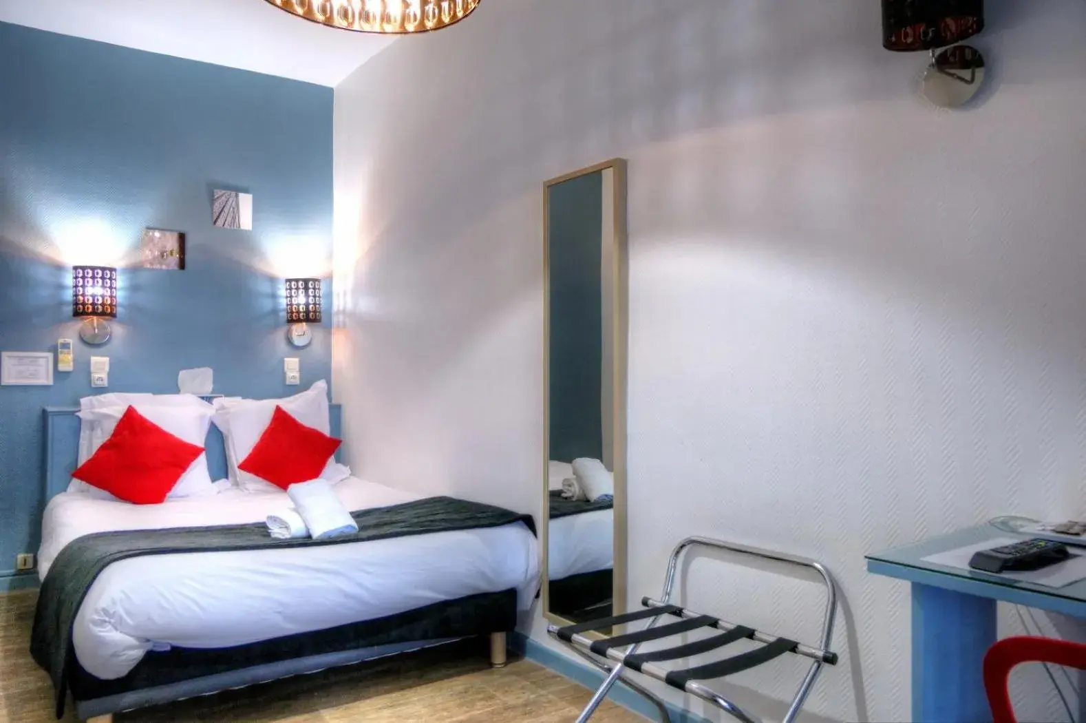 Comfort Double Room in Hôtel Les Corps Saints Comfort Double Room in Hôtel Les Corps Saints