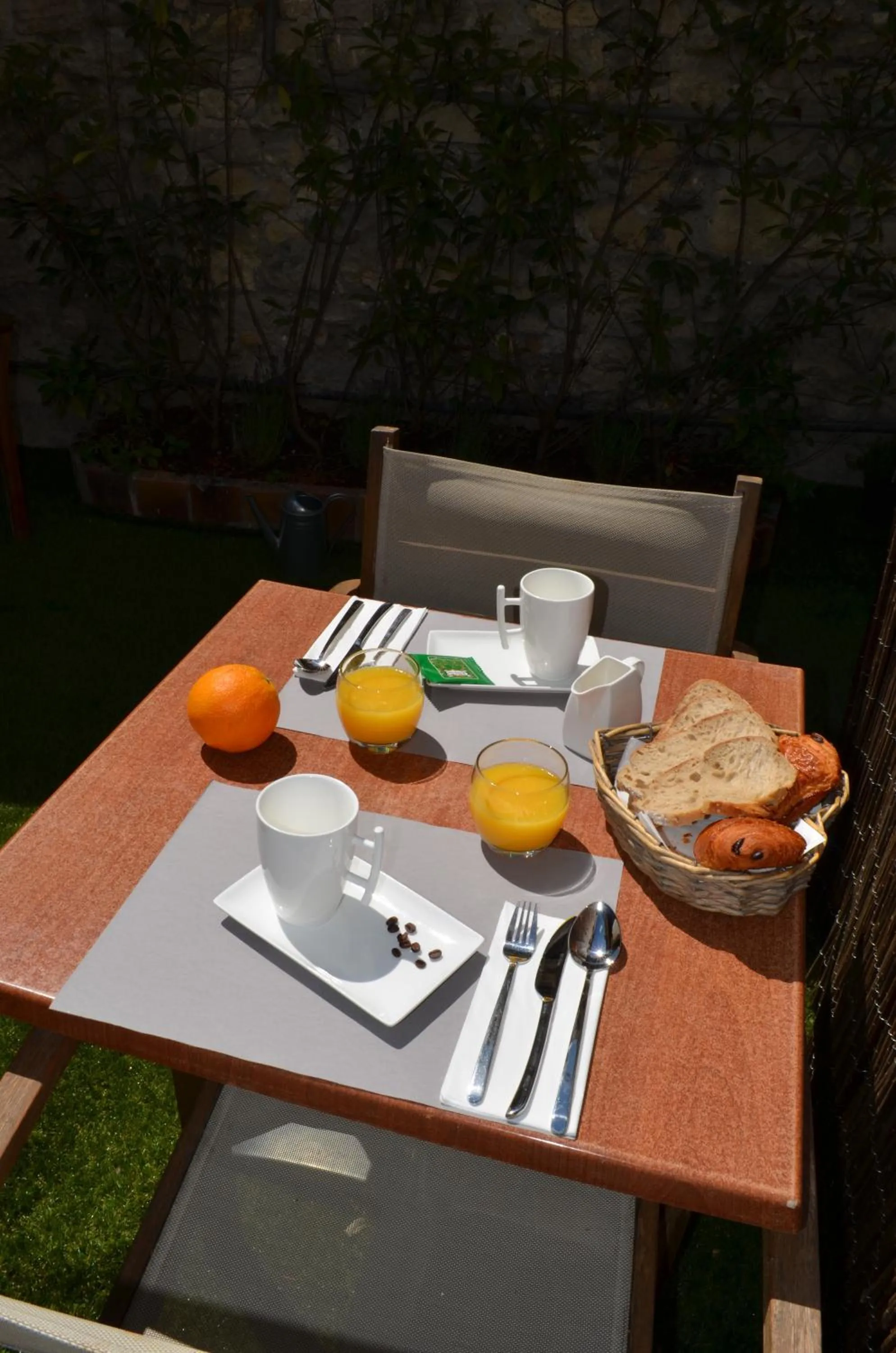 Food and drinks in Hôtel Les Corps Saints