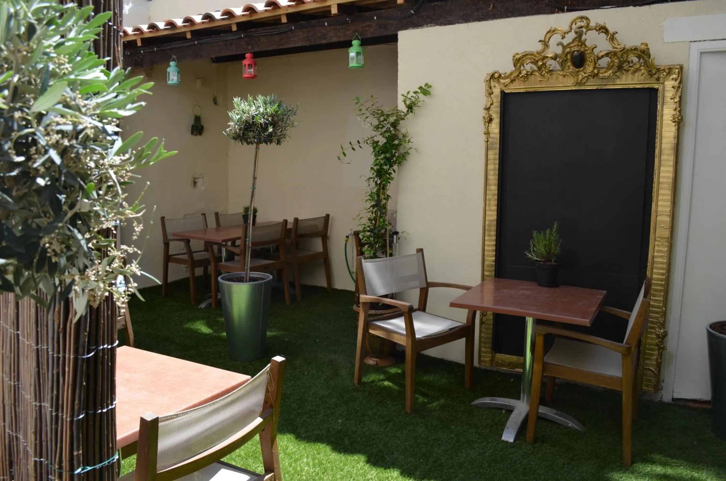 Patio in Hôtel Les Corps Saints