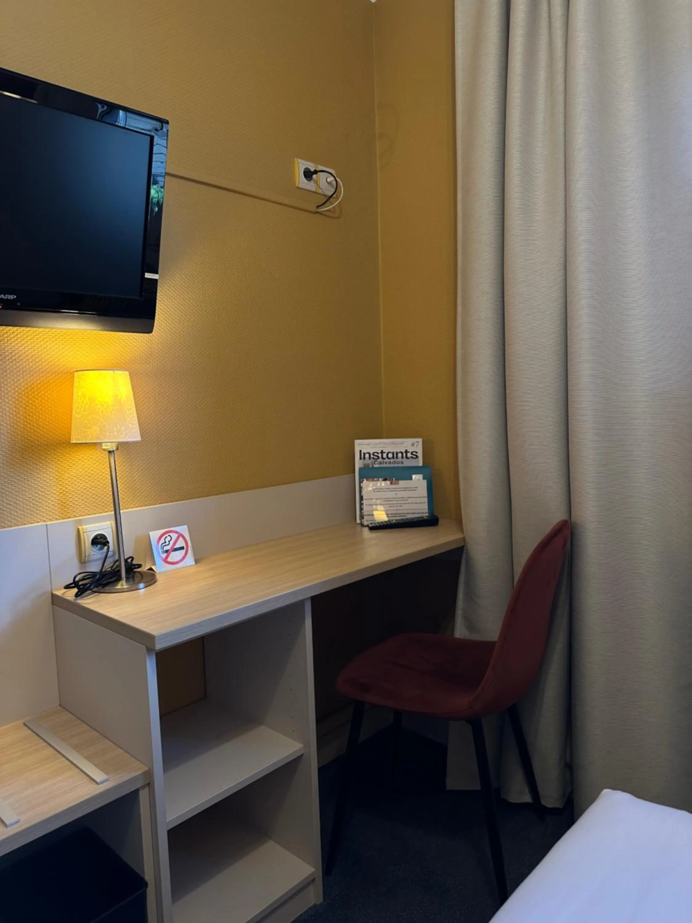 Seating area, Bed in Hôtel de Caen