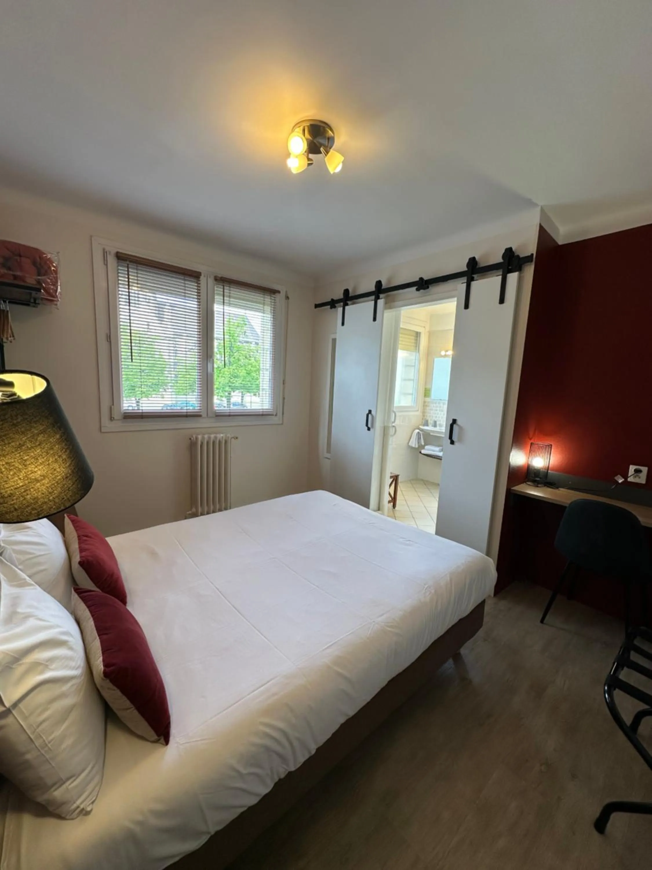 Photo of the whole room, Bed in Hôtel de Caen