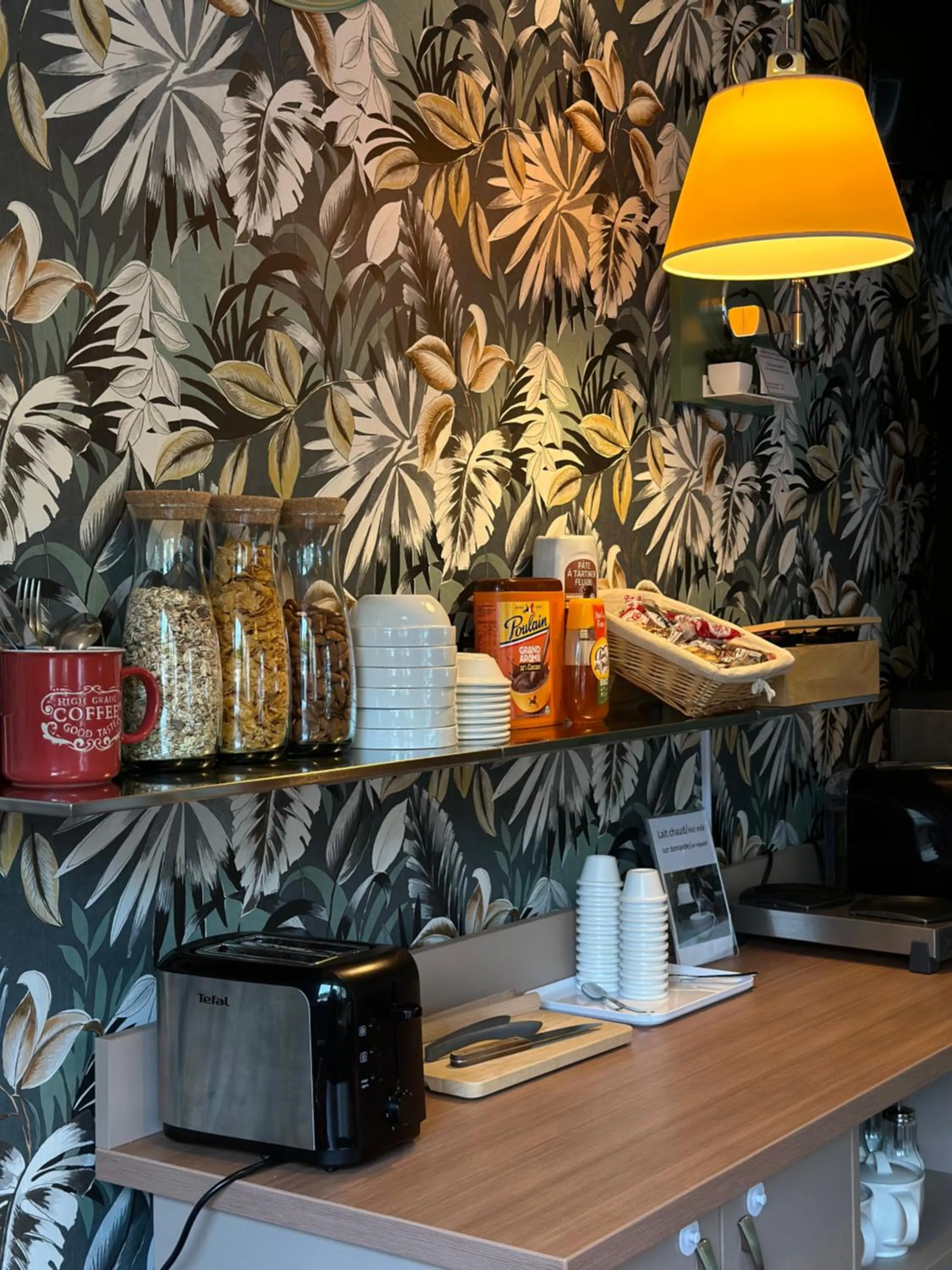 Food and drinks in Hôtel de Caen