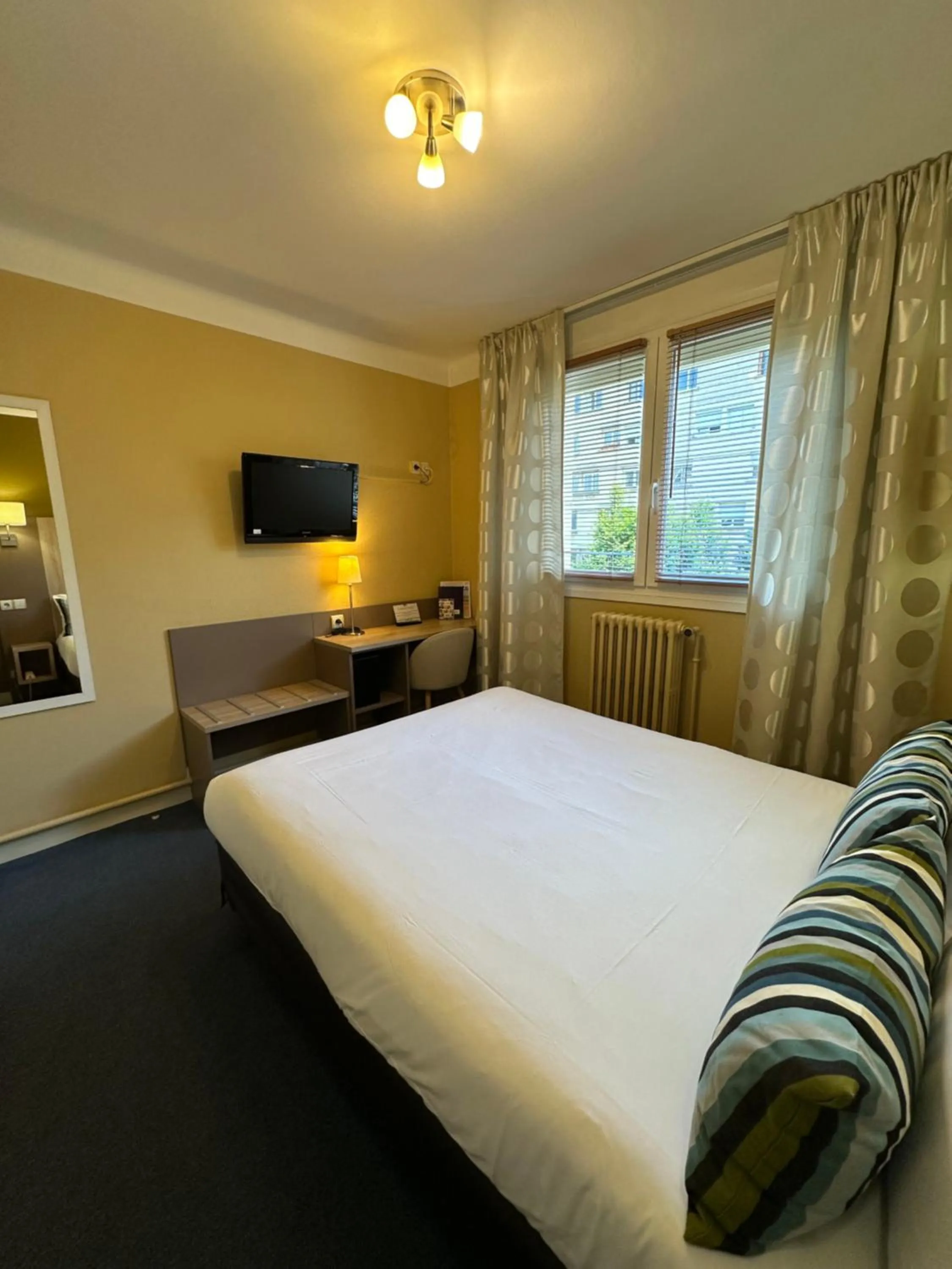 Photo of the whole room, Bed in Hôtel de Caen