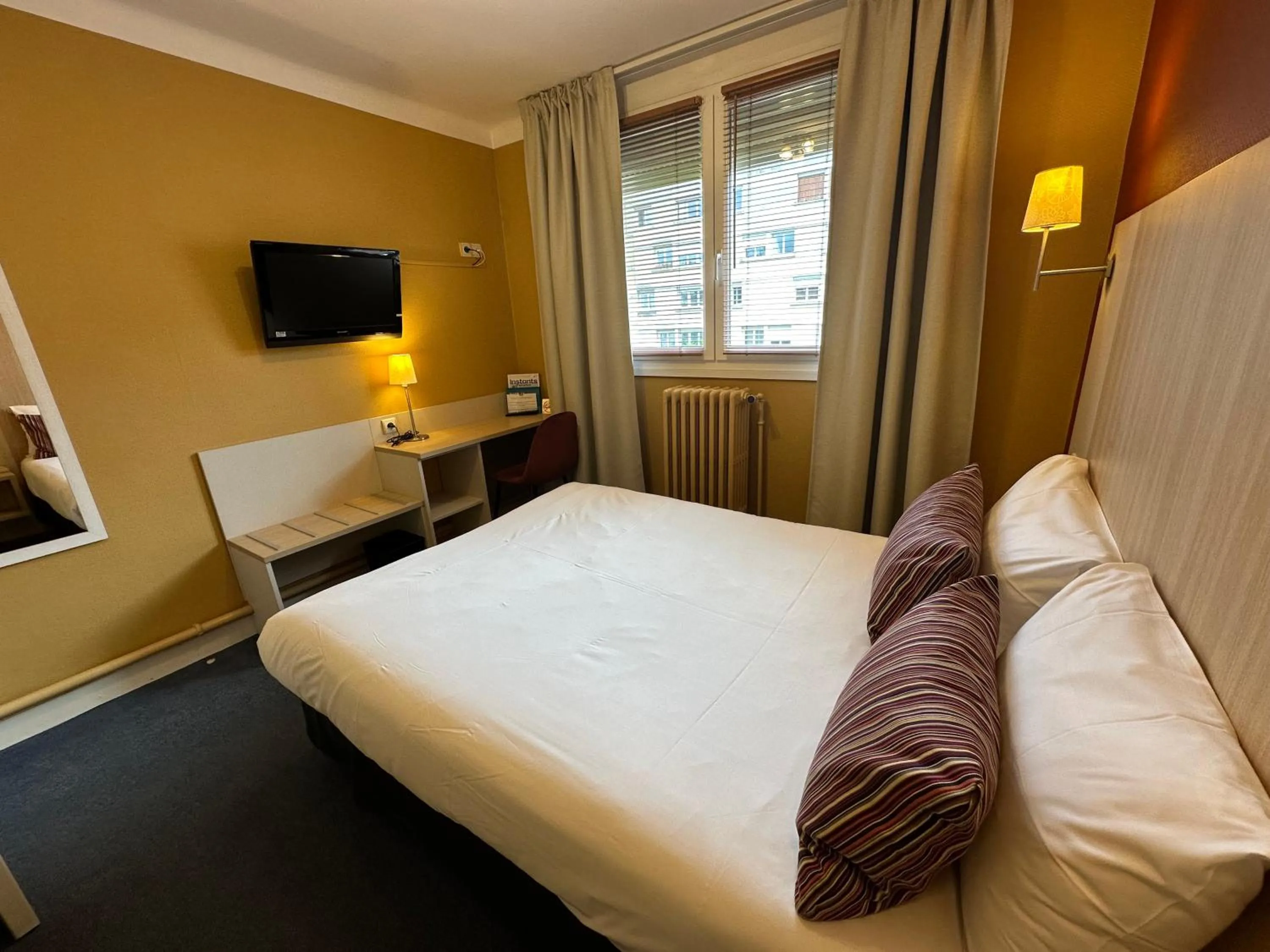 Bed in Hôtel de Caen