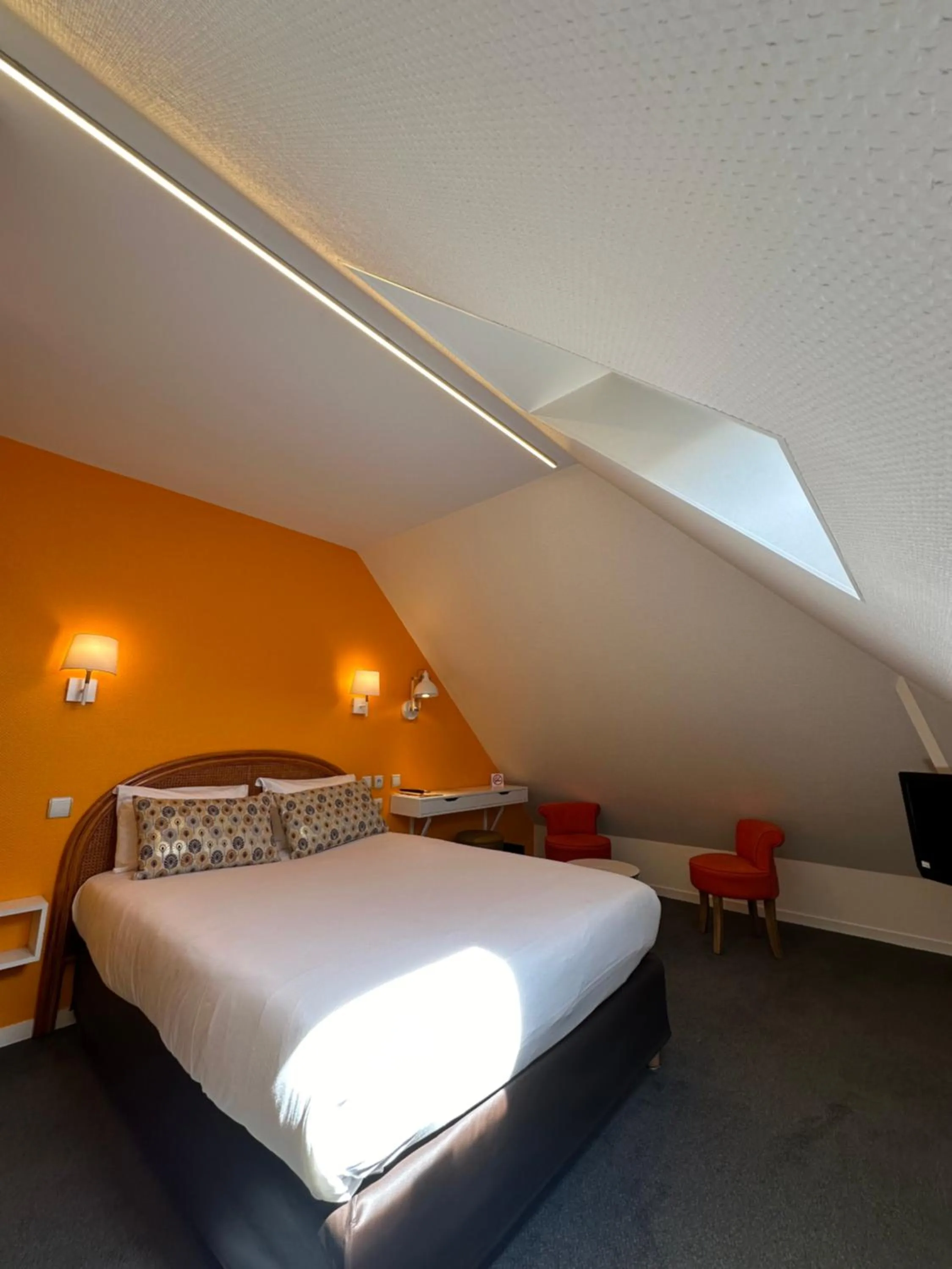 Bed in Hôtel de Caen