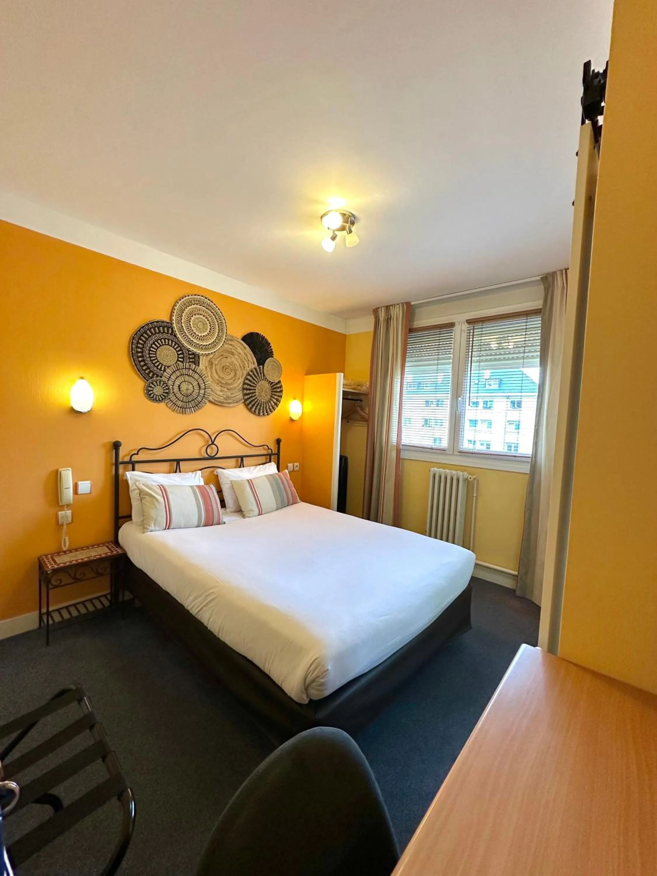 Bed in Hôtel de Caen