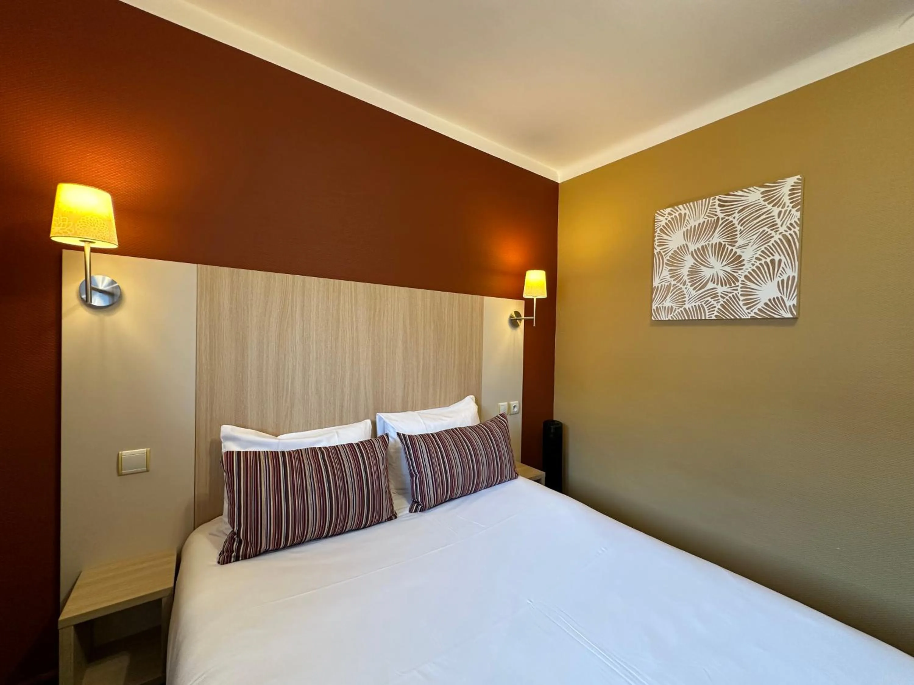 Photo of the whole room, Bed in Hôtel de Caen