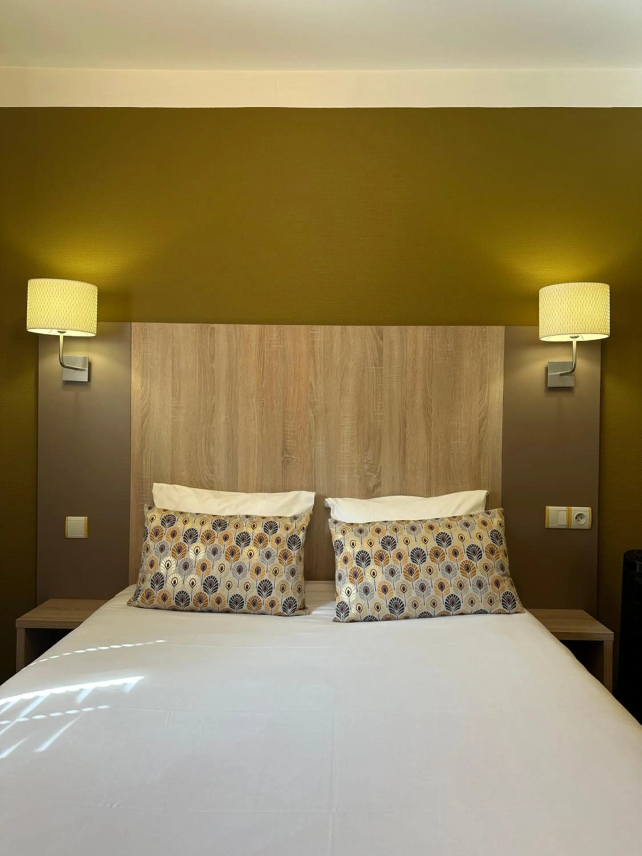 Bed in Hôtel de Caen