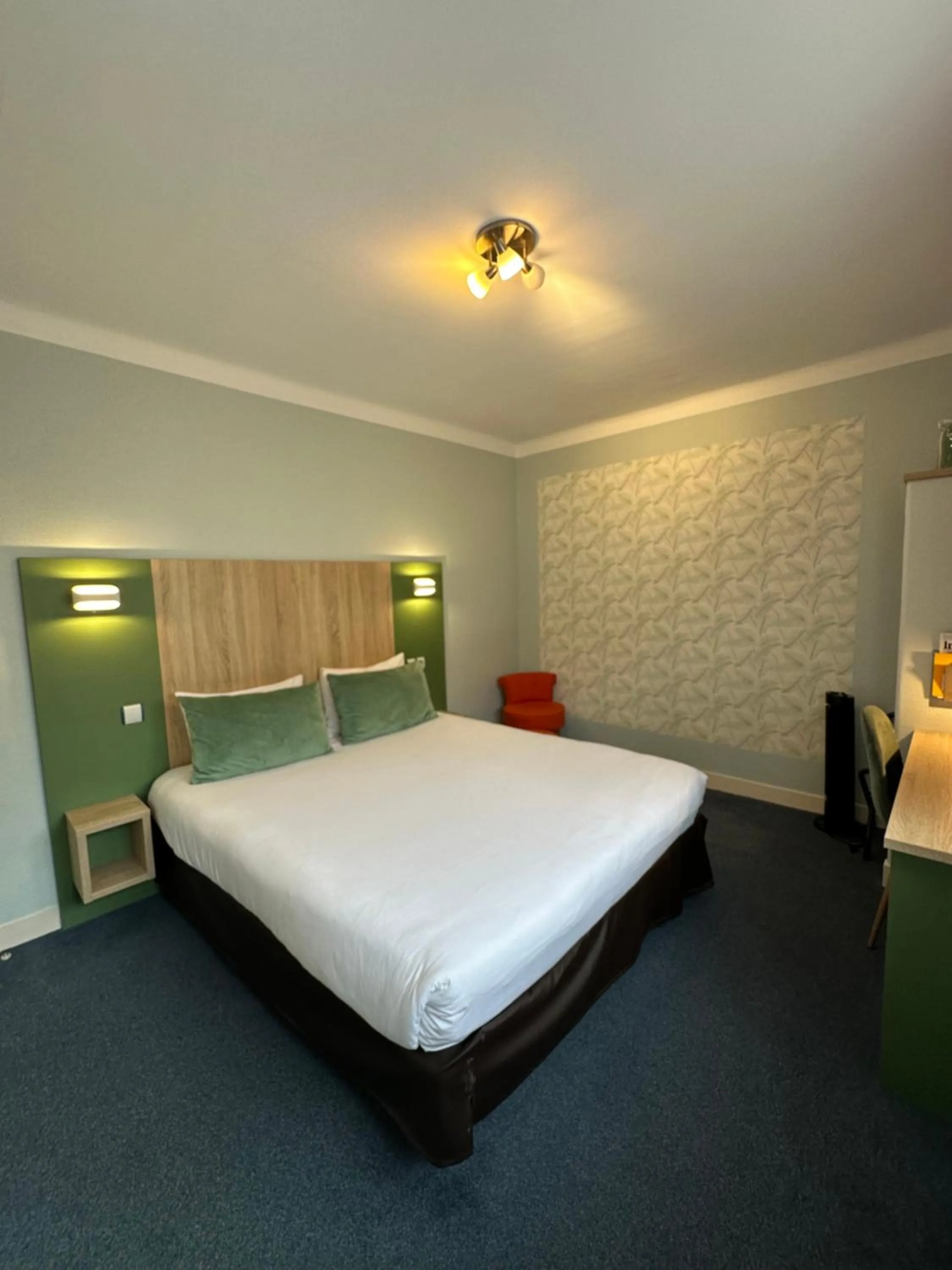 Photo of the whole room, Bed in Hôtel de Caen