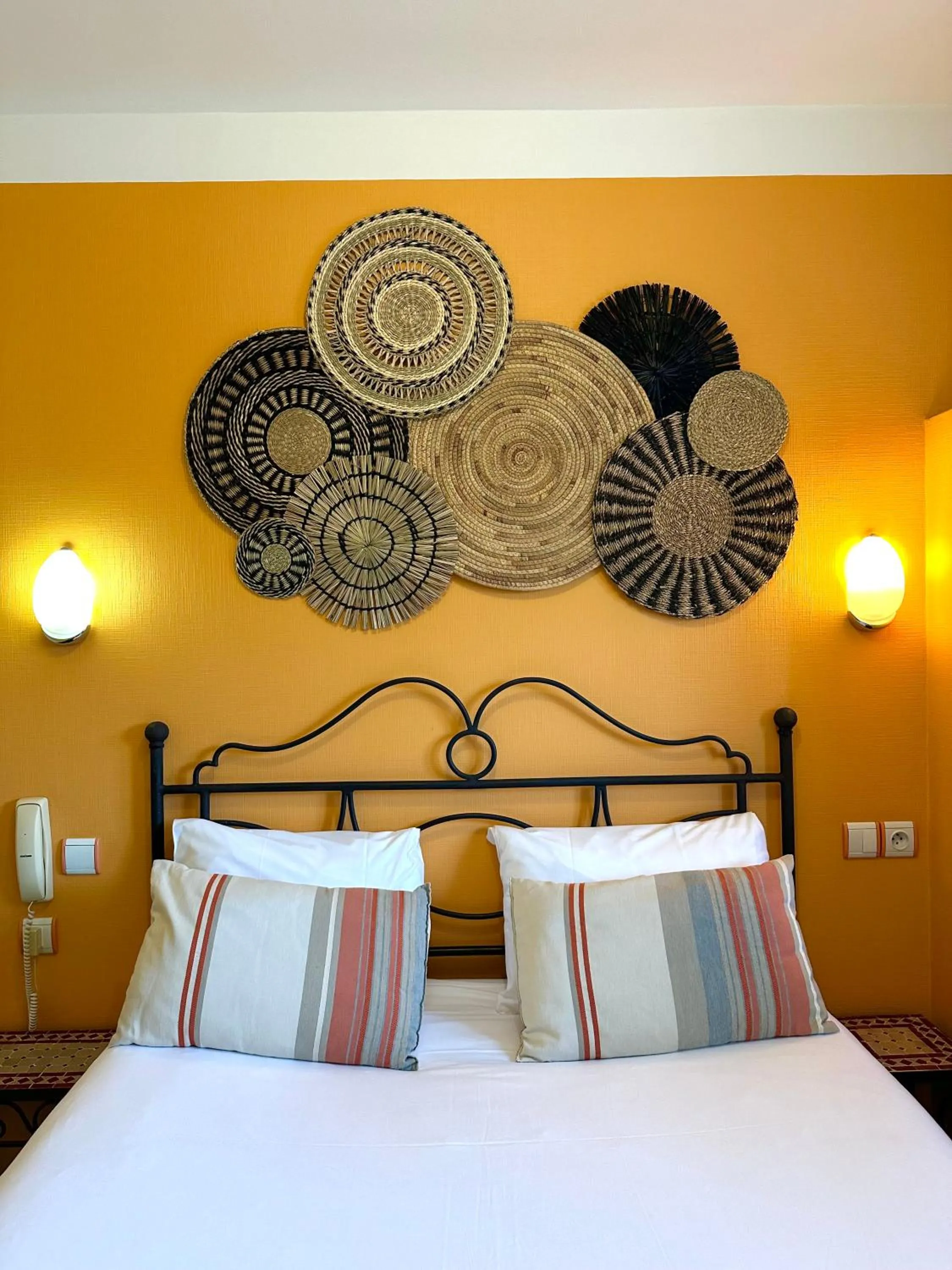 Bedroom, Bed in Hôtel de Caen