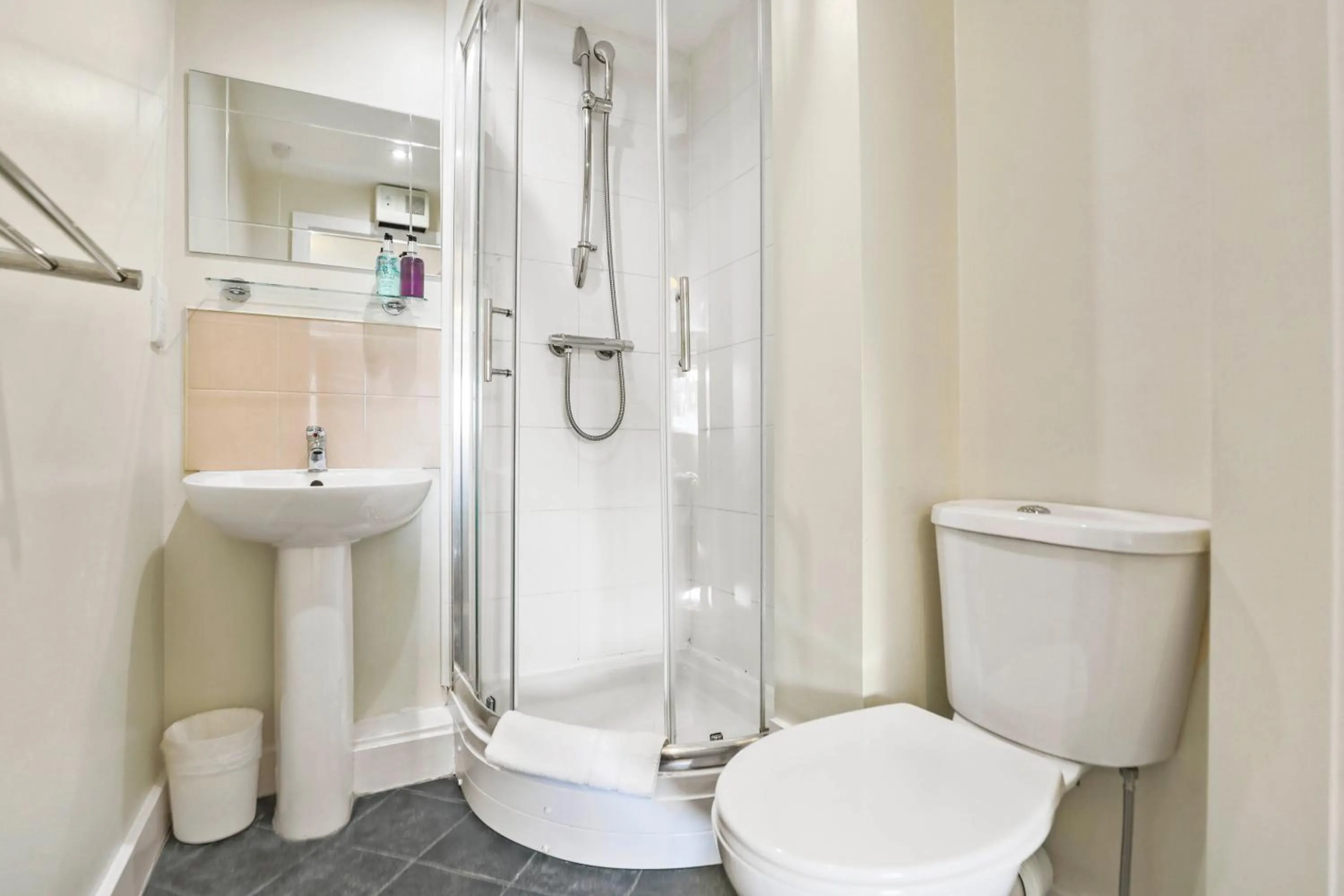 Bath in UR STAY Apartments Leicester