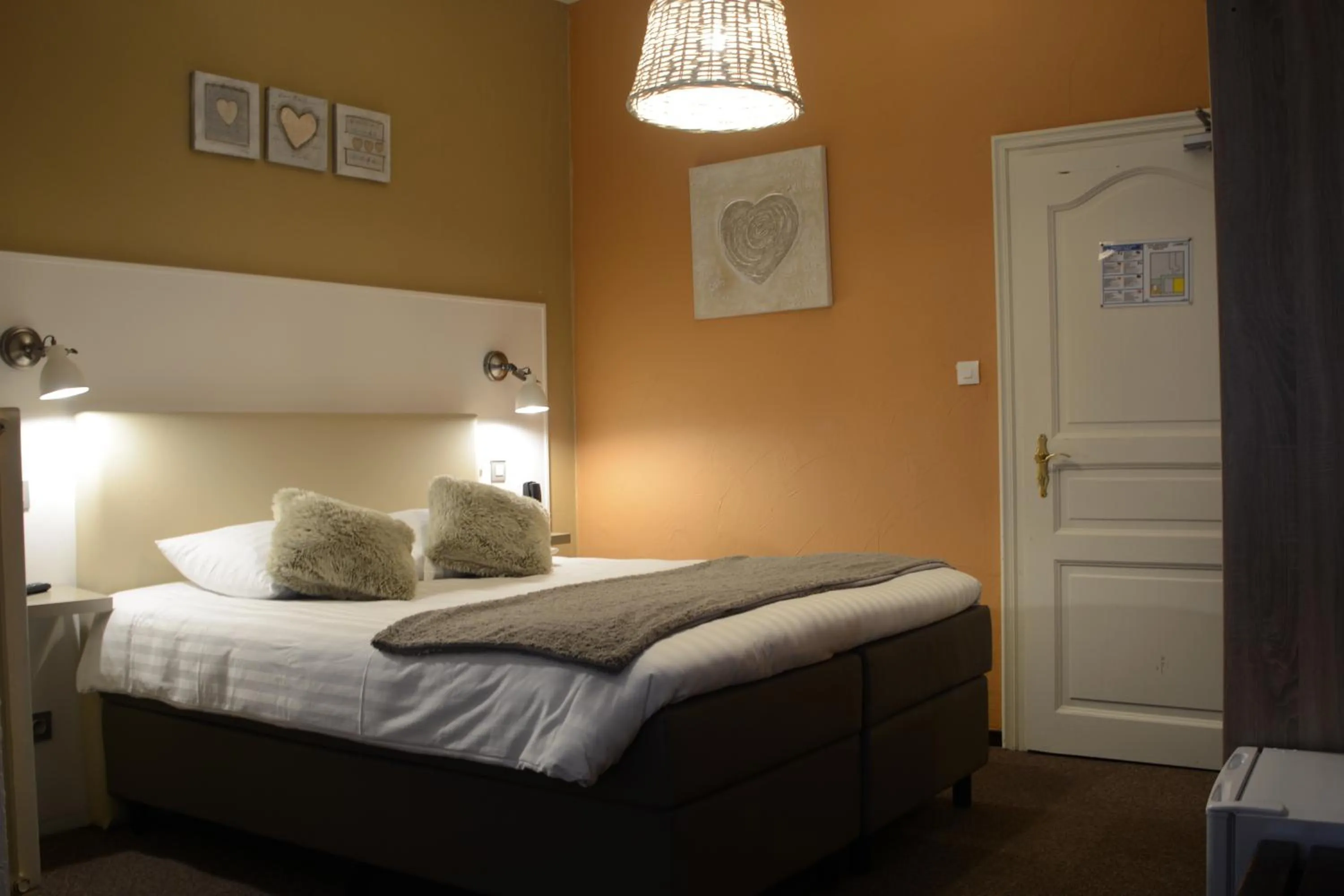 Photo of the whole room, Bed in Hotel SPA Au Cheval Blanc