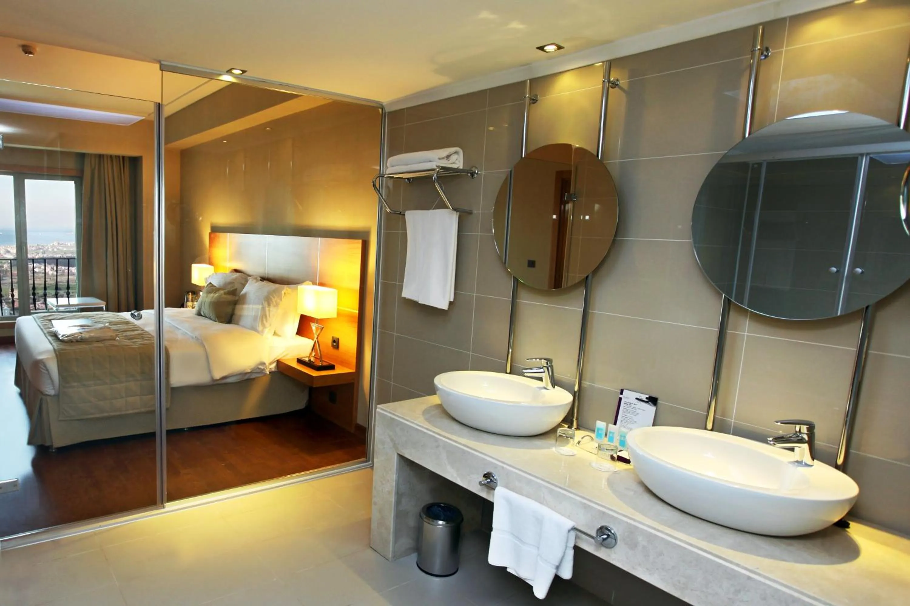 Bathroom, Bed in Anemon Kent İskenderun Otel
