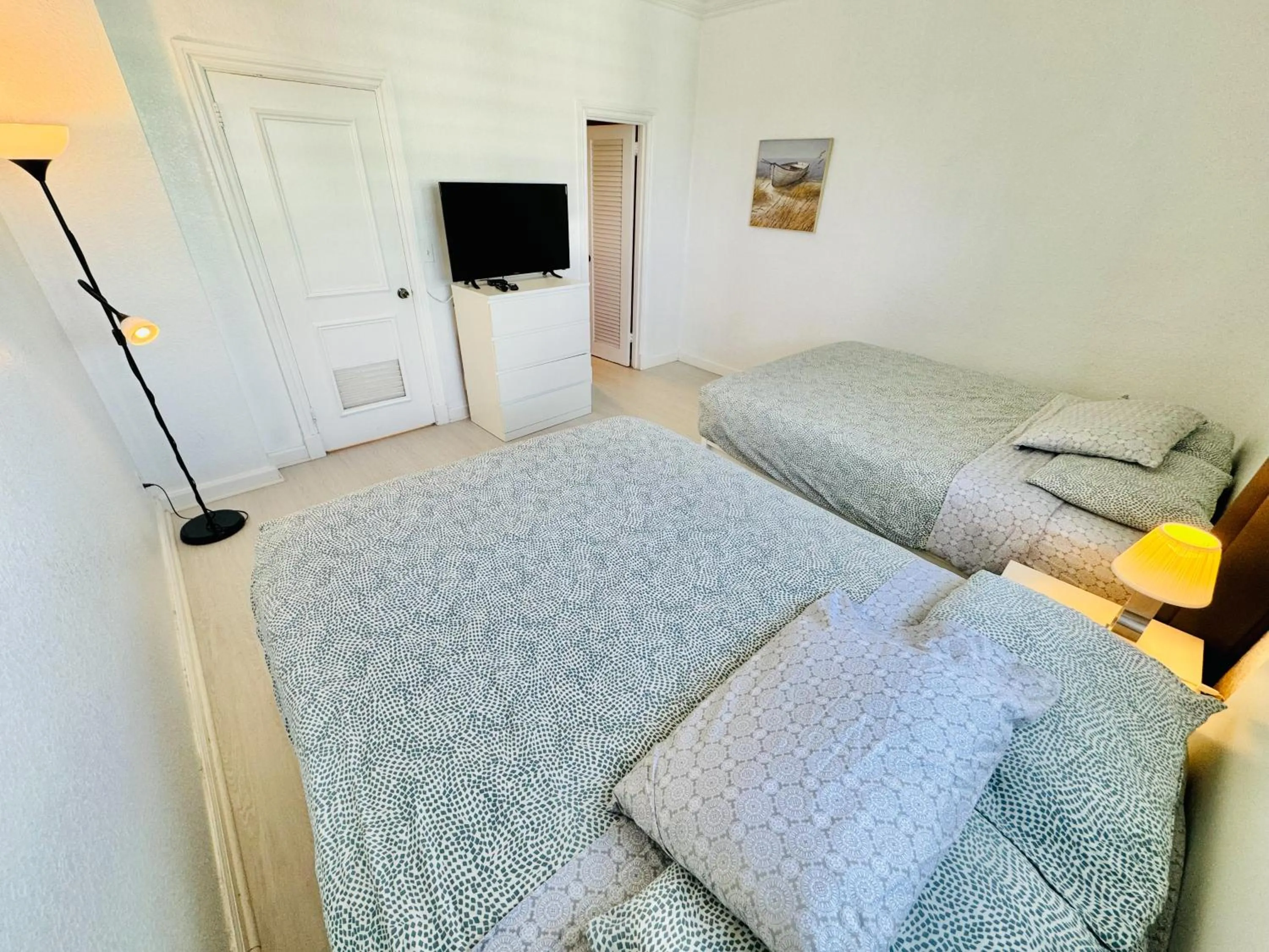 Bed in Hallandale Condo, Partial Ocean View Direct Beach and Pool Access Hollywood Beach