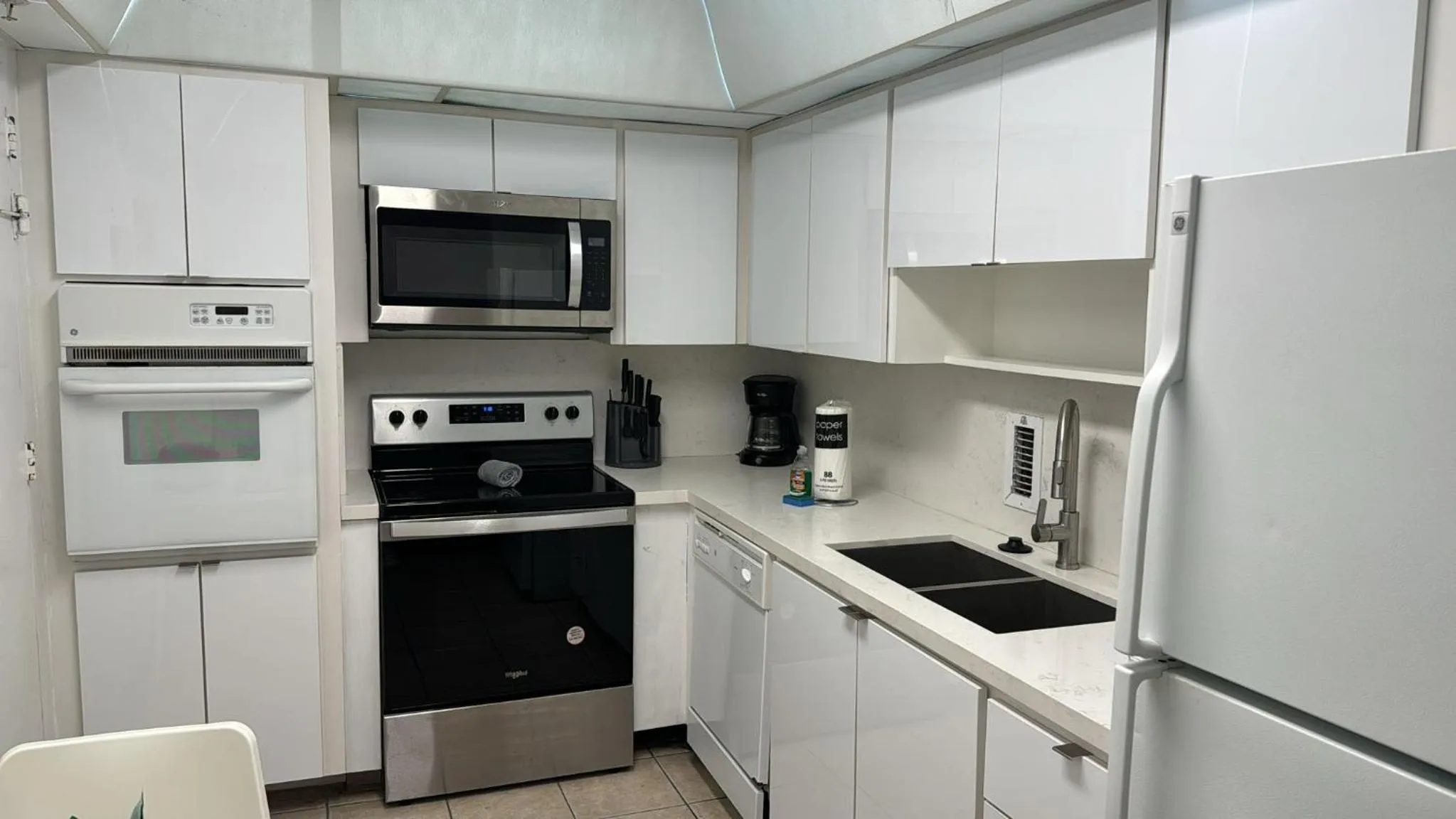 Hallandale Condo, Partial Ocean View Direct Beach and Pool Access Hollywood Beach