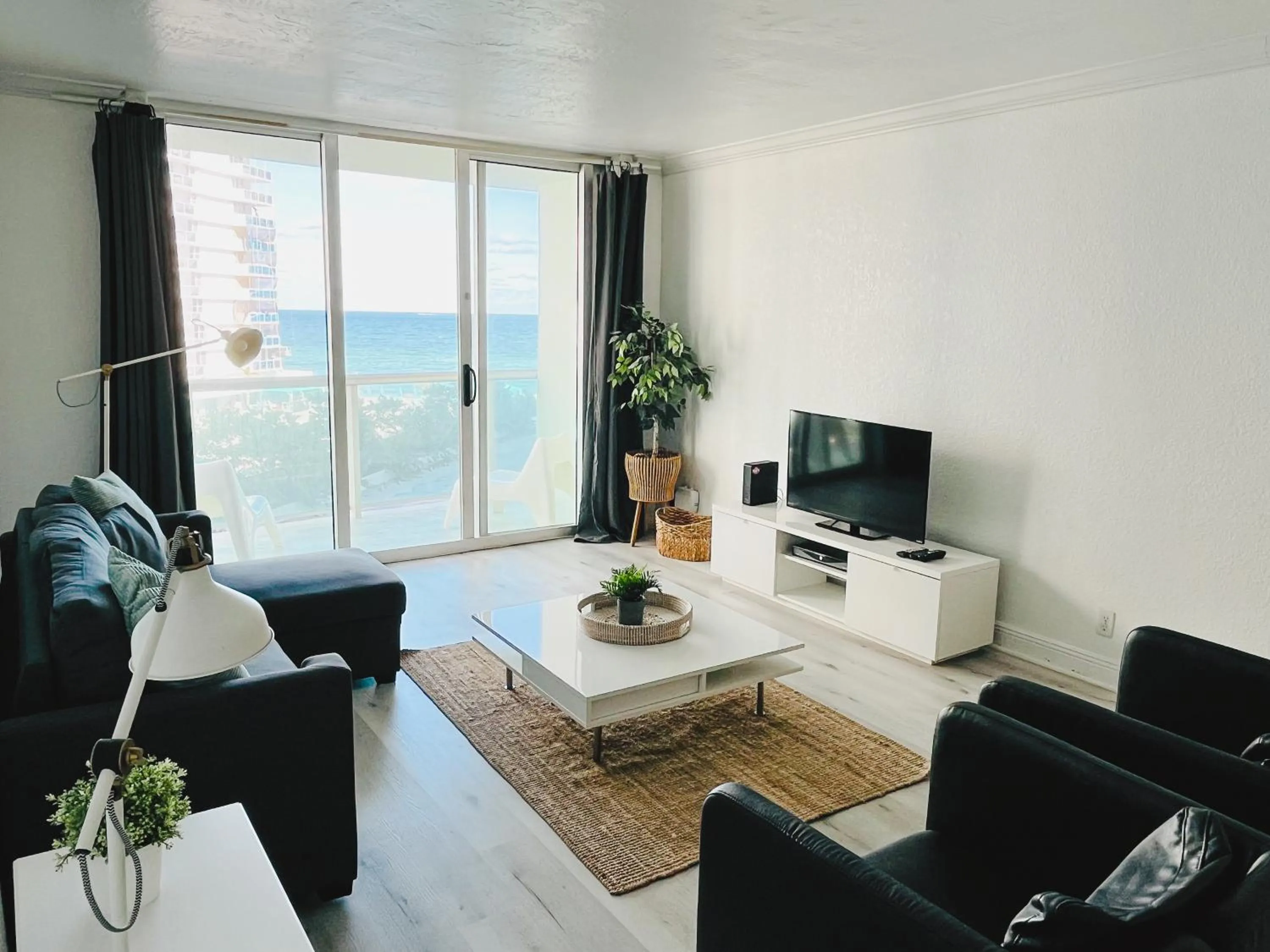 Hallandale Condo, Partial Ocean View Direct Beach and Pool Access Hollywood Beach