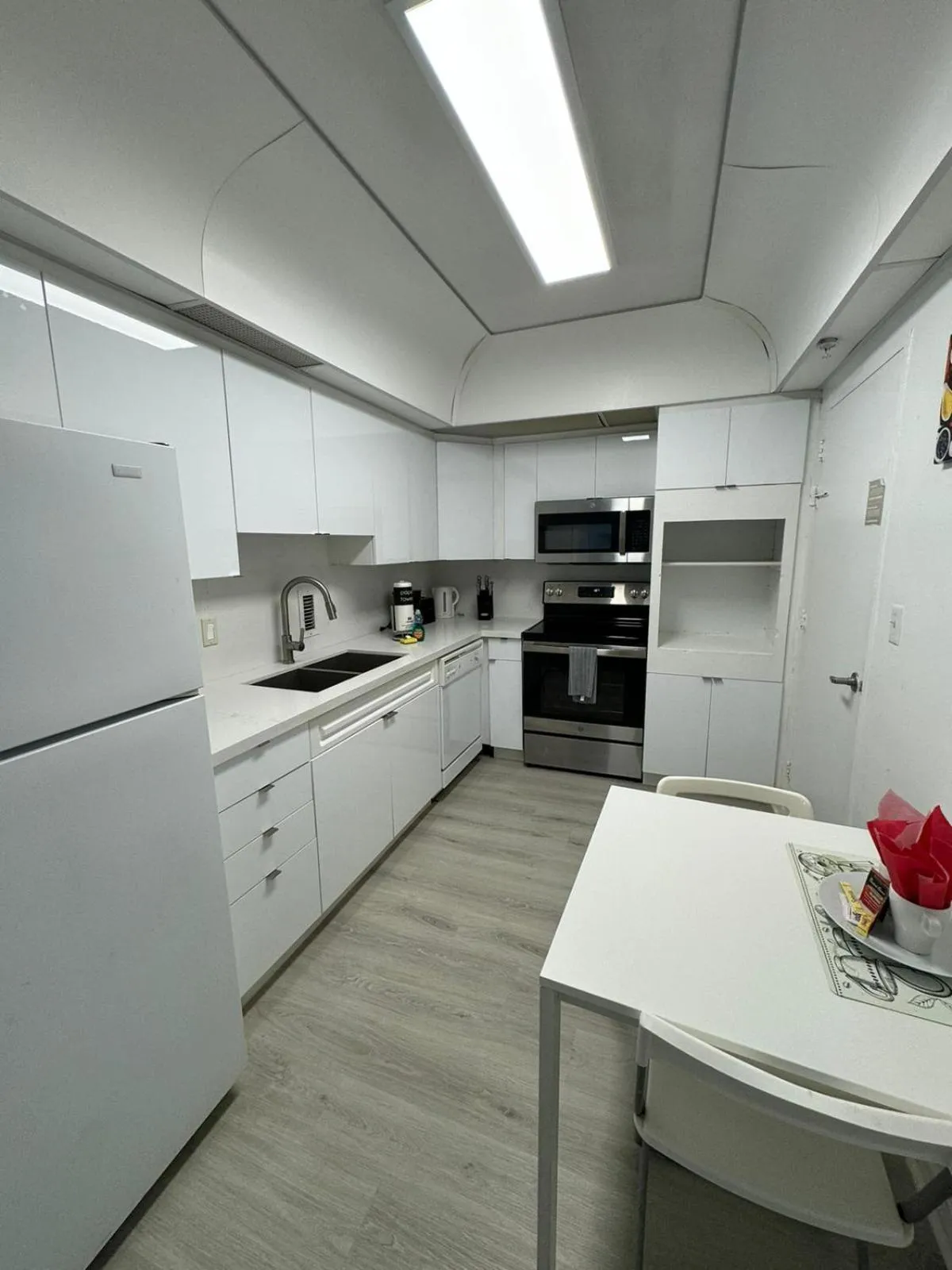 Hallandale Condo, Partial Ocean View Direct Beach and Pool Access Hollywood Beach