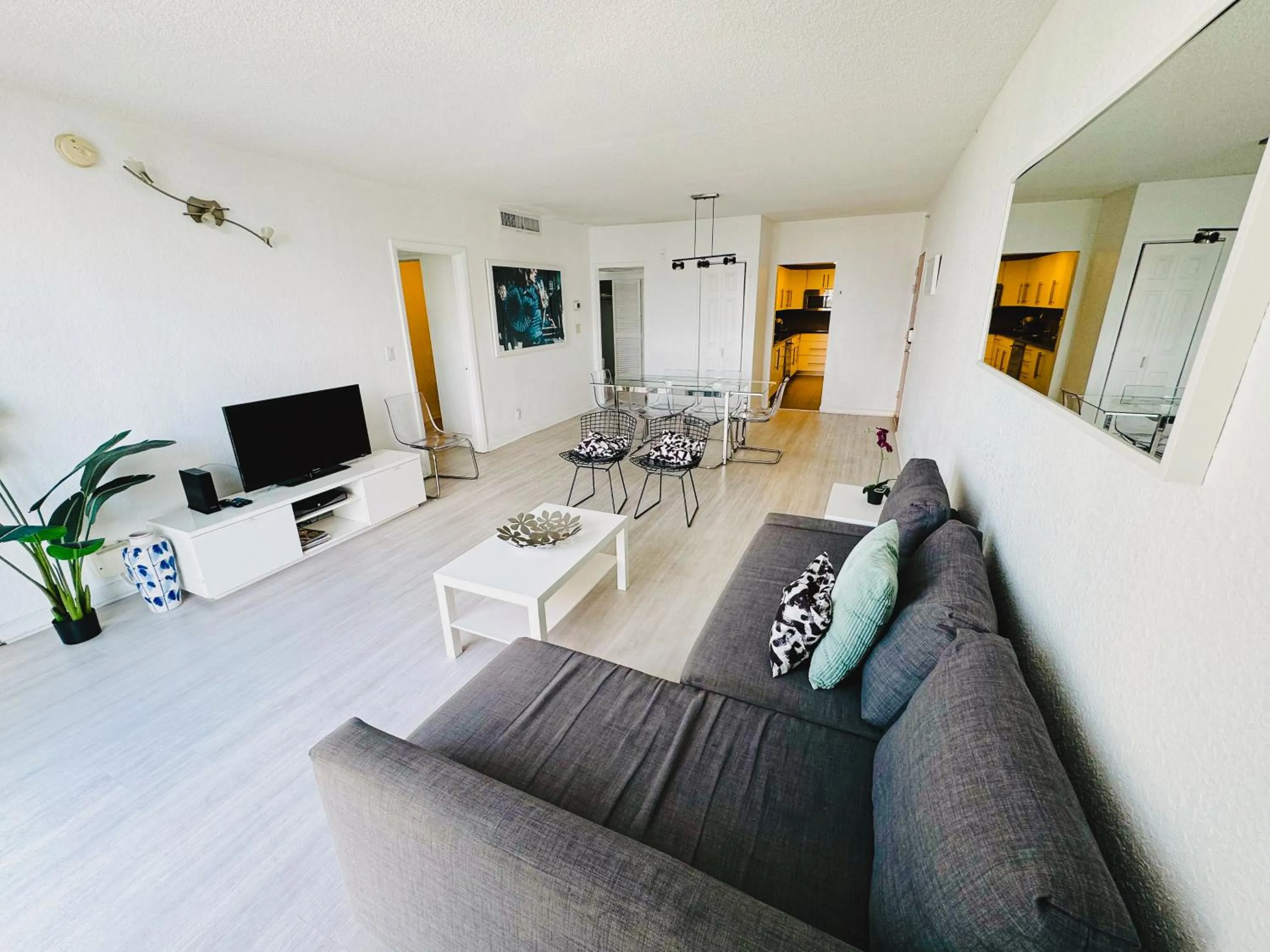 Hallandale Condo, Partial Ocean View Direct Beach and Pool Access Hollywood Beach