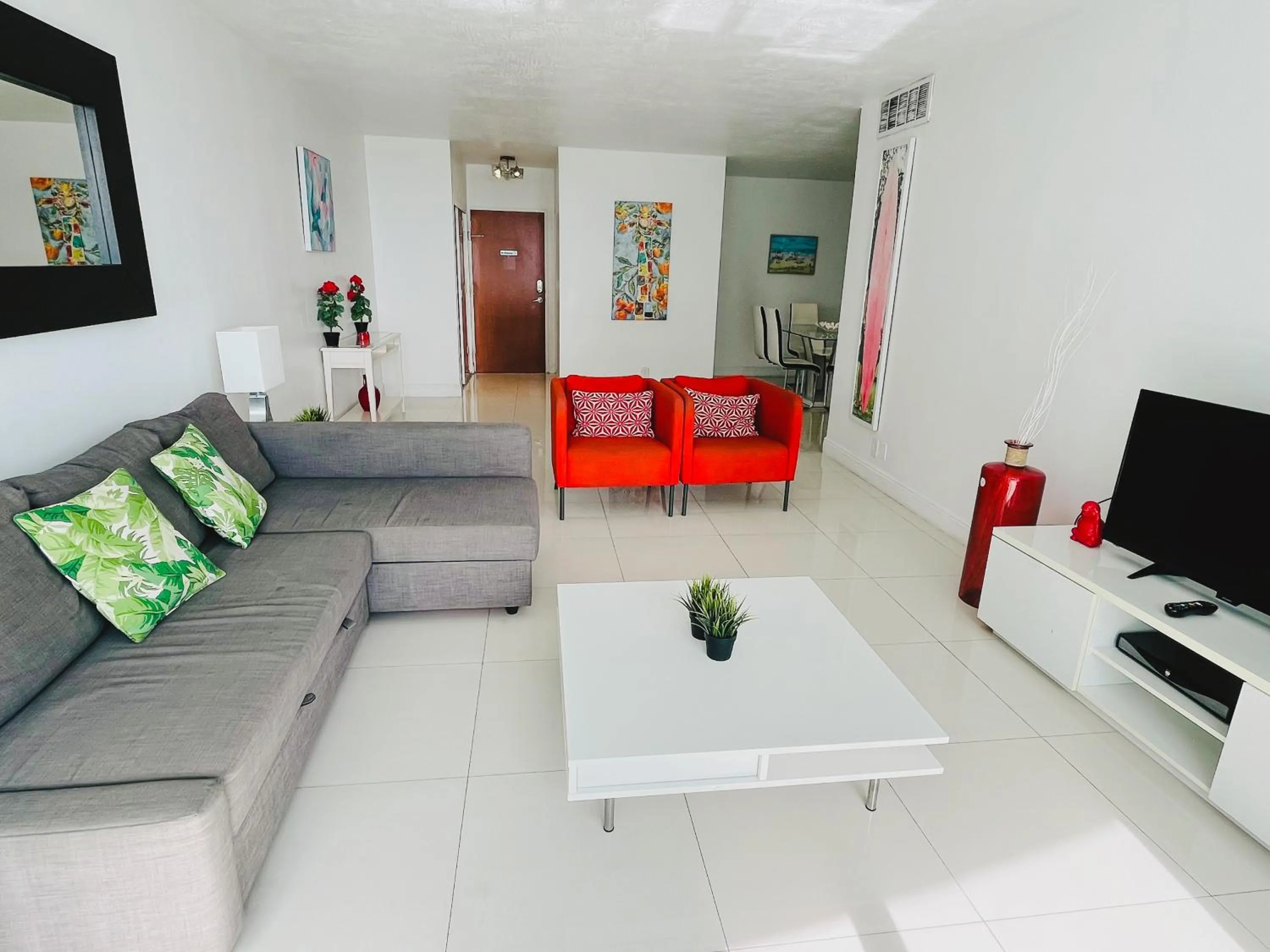 Hallandale Condo, Partial Ocean View Direct Beach and Pool Access Hollywood Beach