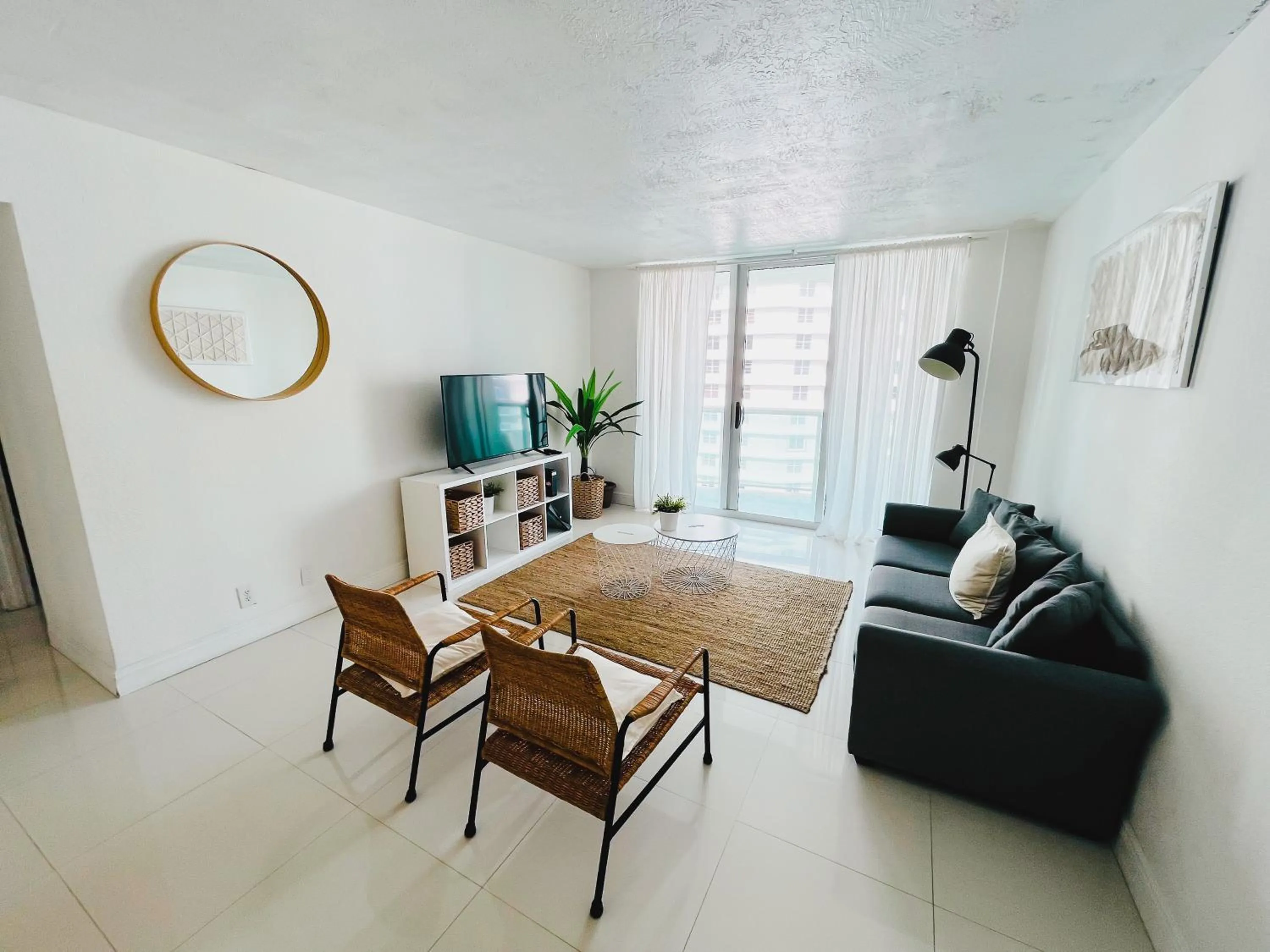 Hallandale Condo, Partial Ocean View Direct Beach and Pool Access Hollywood Beach