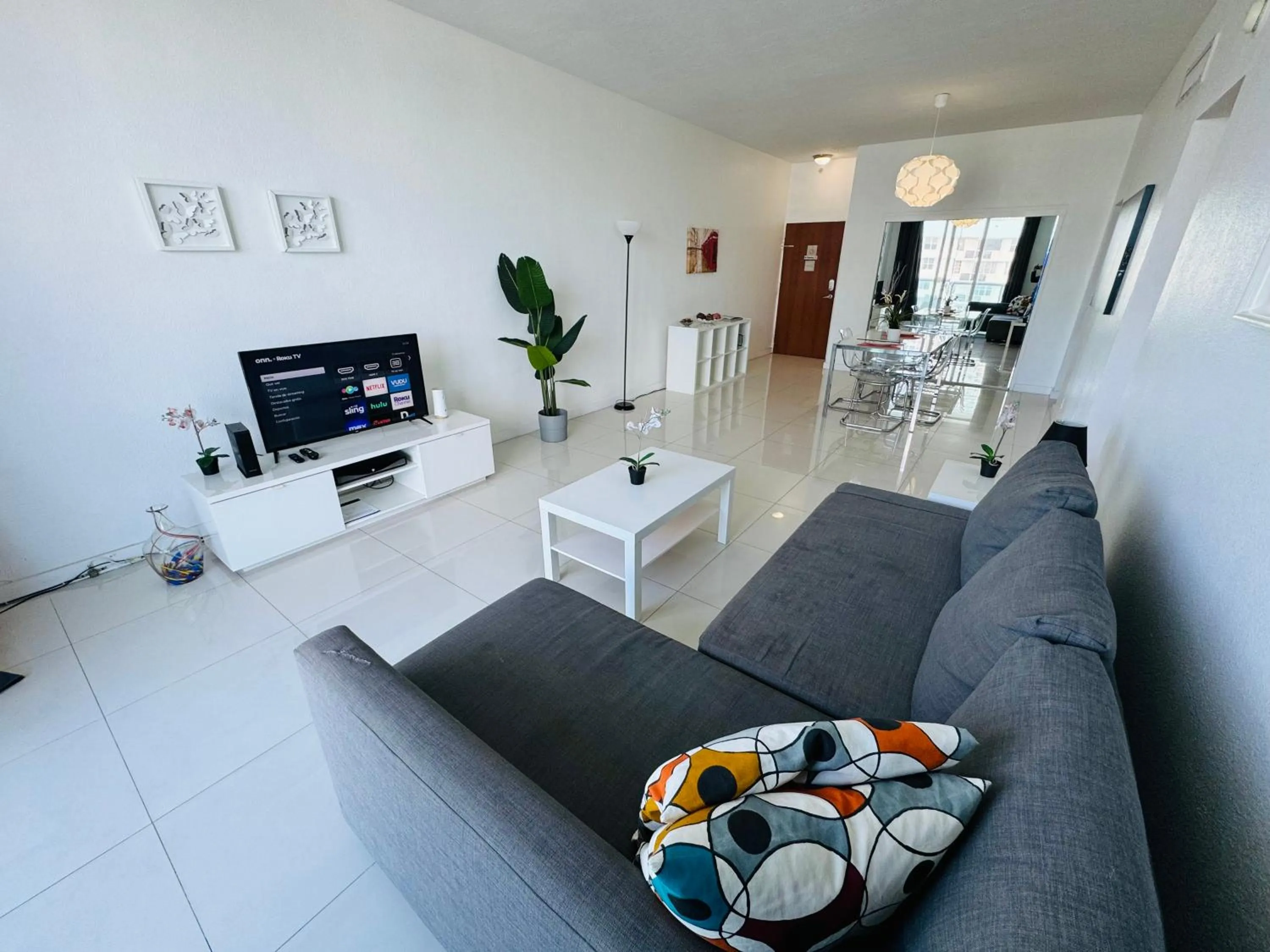 Hallandale Condo, Partial Ocean View Direct Beach and Pool Access Hollywood Beach