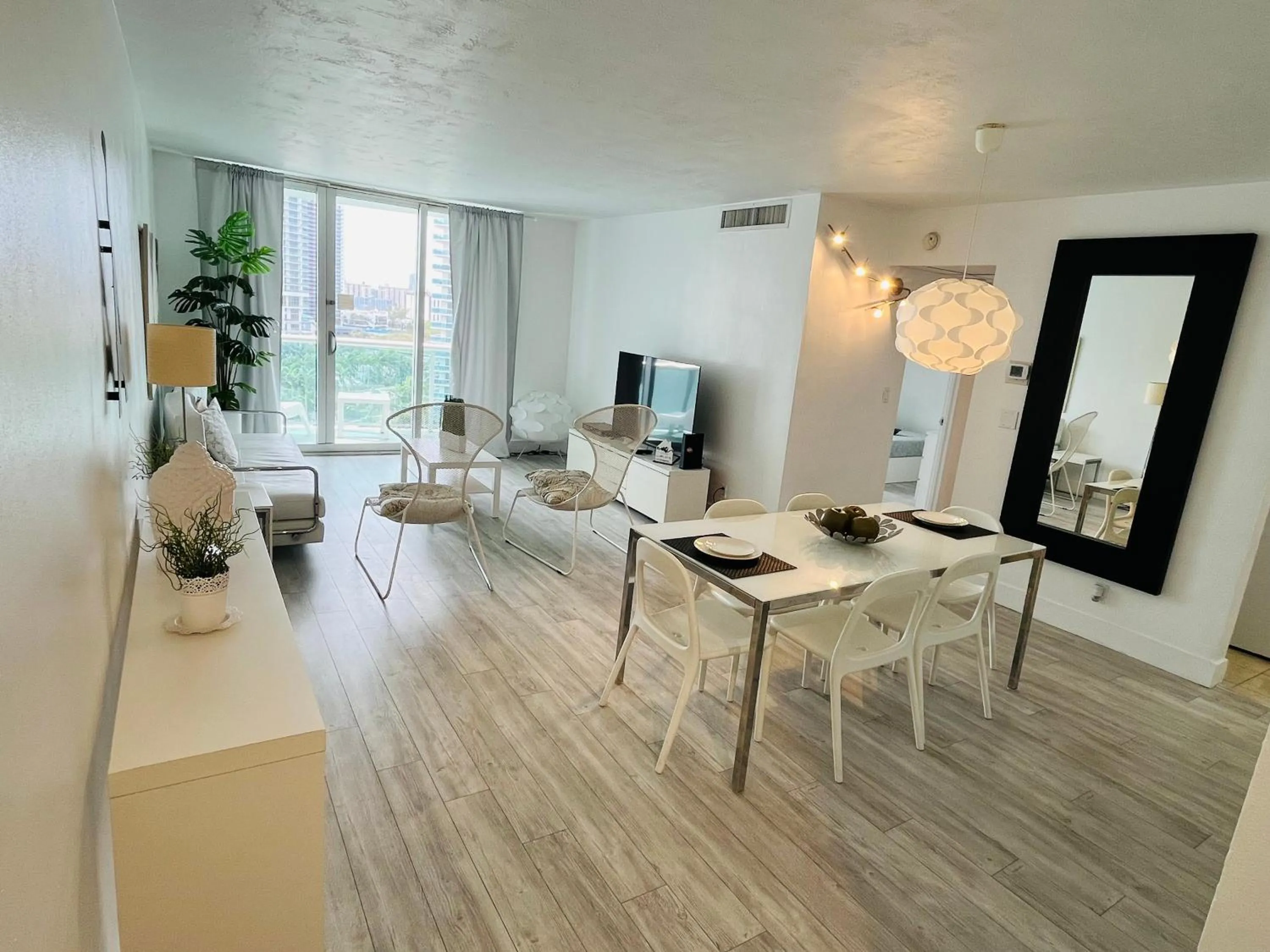 Hallandale Condo, Partial Ocean View Direct Beach and Pool Access Hollywood Beach