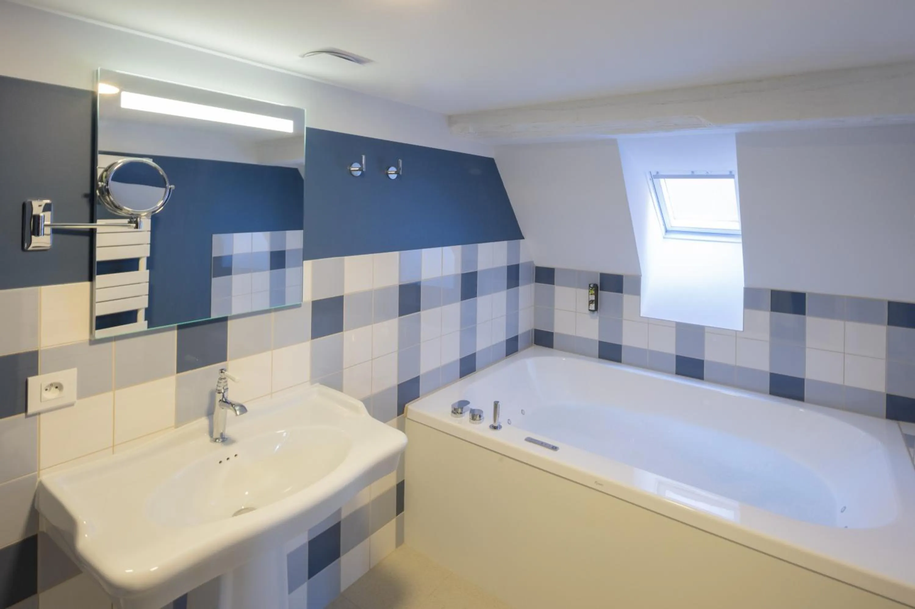 Hot Tub in Logis Hôtel-Restaurant du Mouton