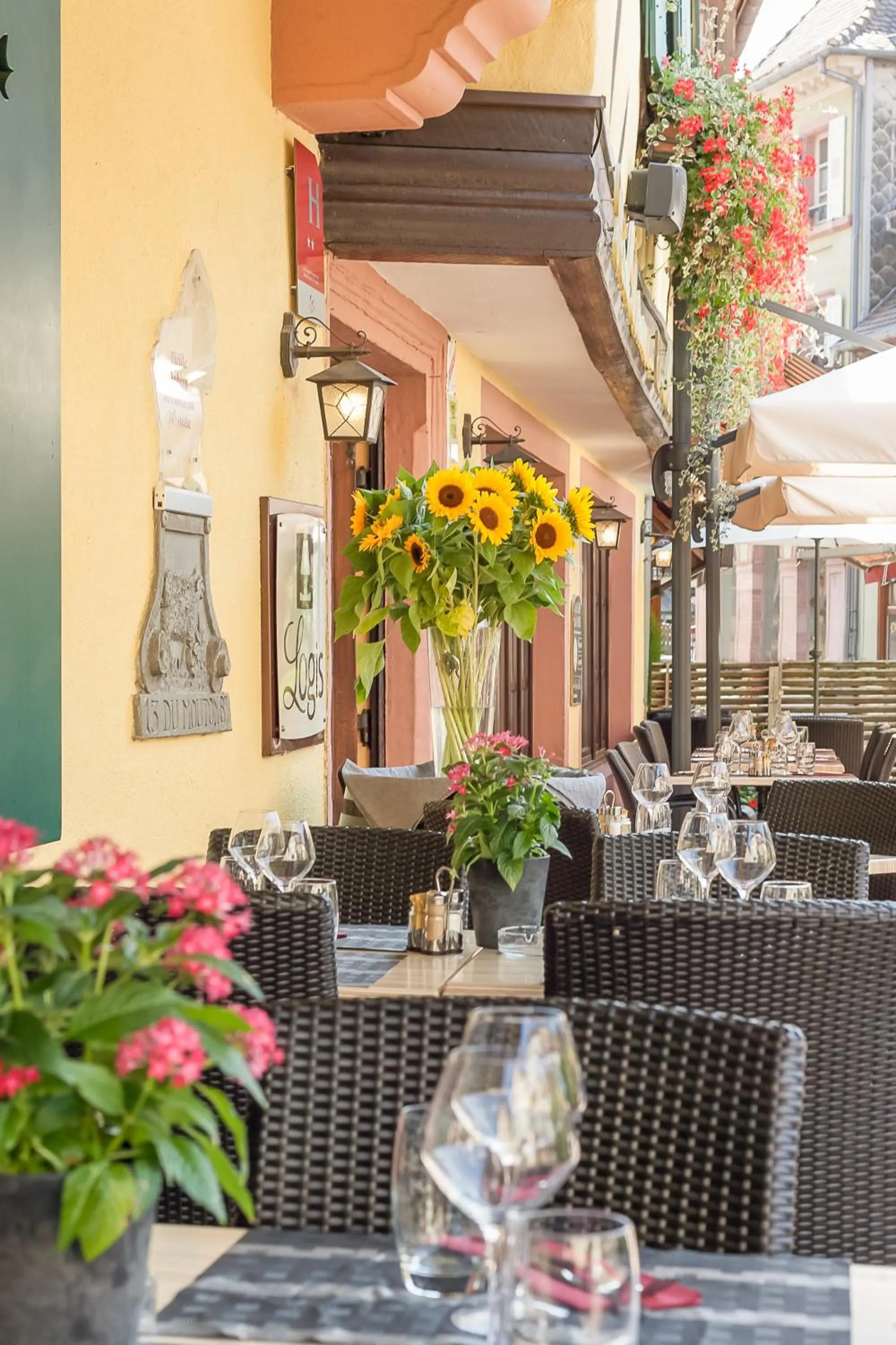 Patio in Logis Hôtel-Restaurant du Mouton