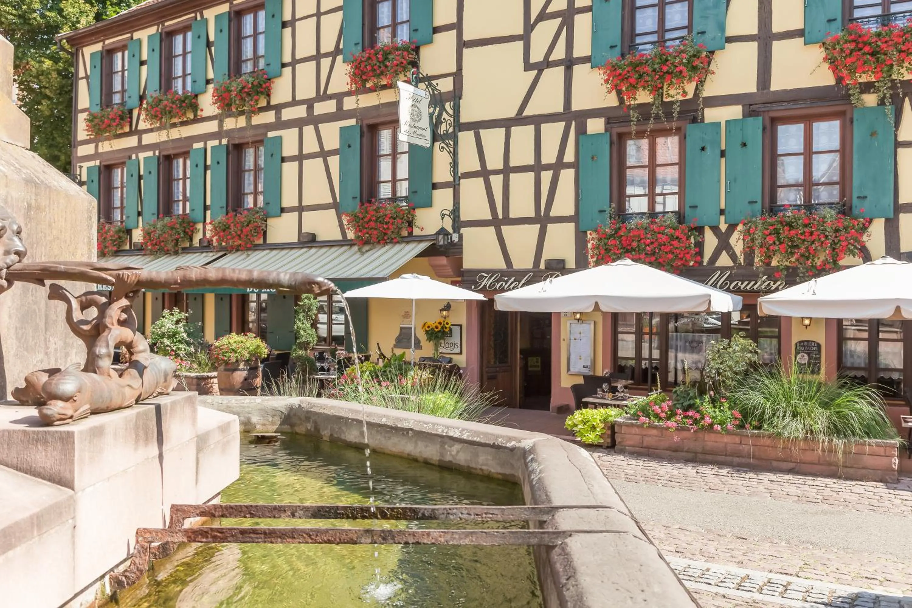 Facade/entrance in Logis Hôtel-Restaurant du Mouton