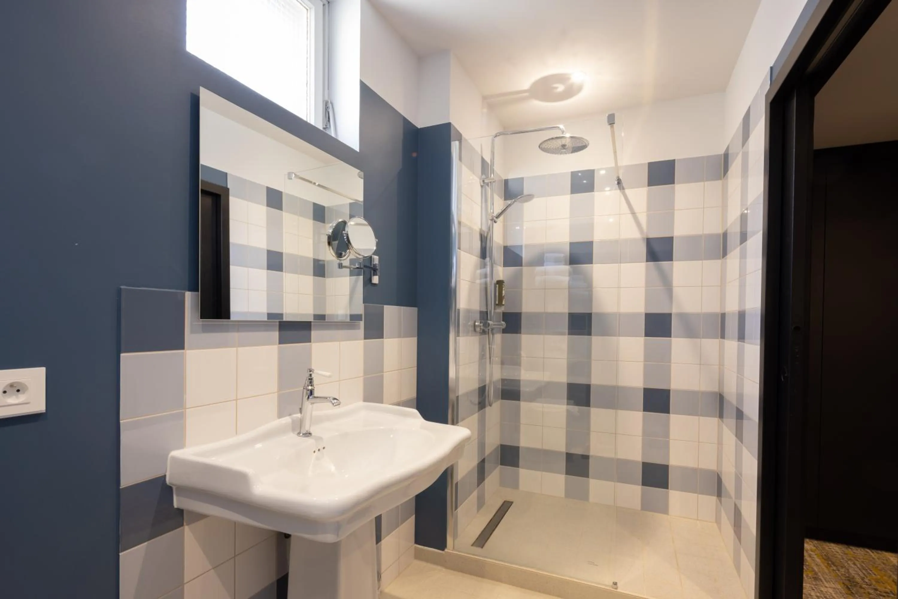 Shower in Logis Hôtel-Restaurant du Mouton