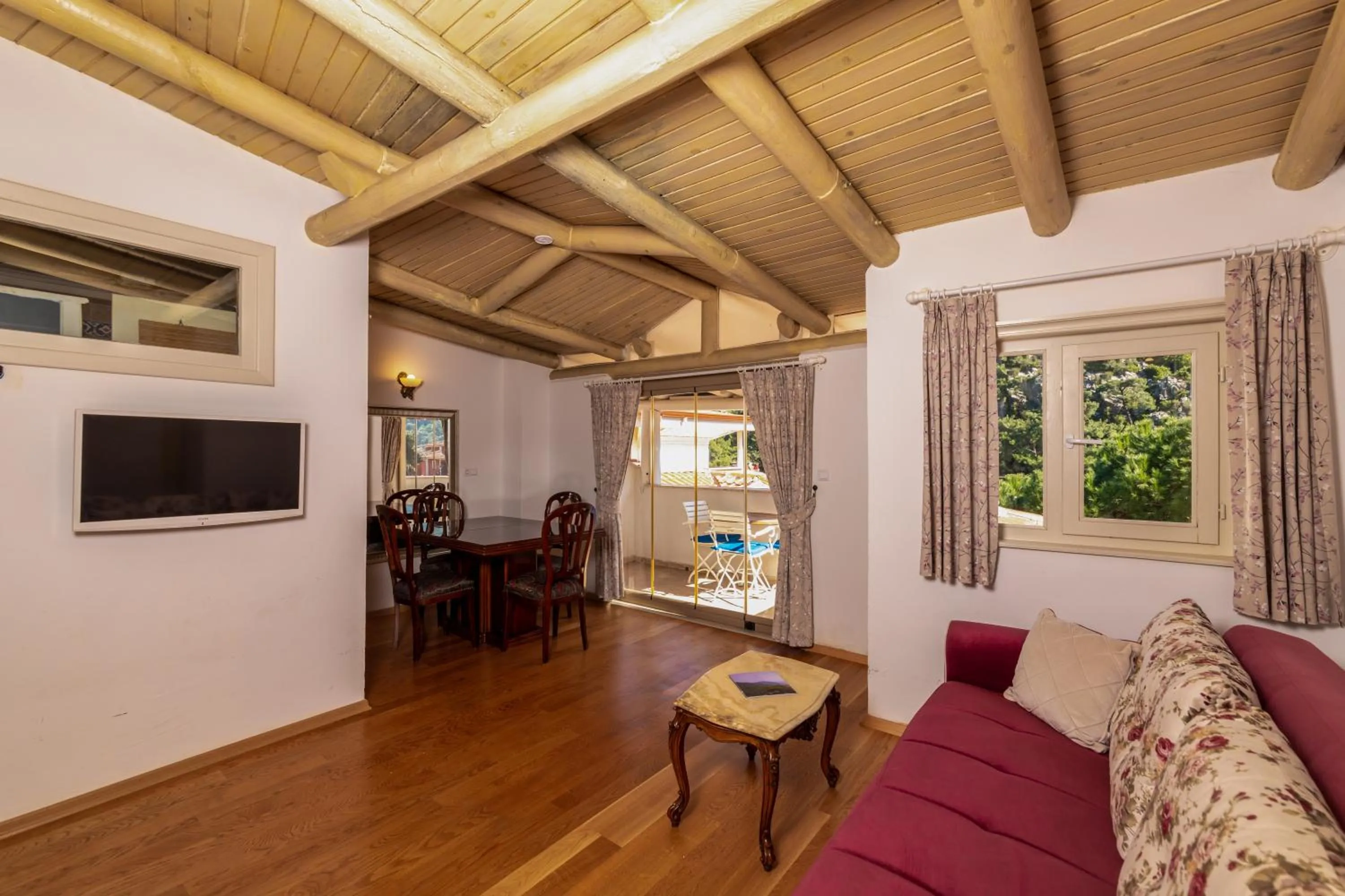 Communal lounge/ TV room in Petunya Konak Boutique Hotel