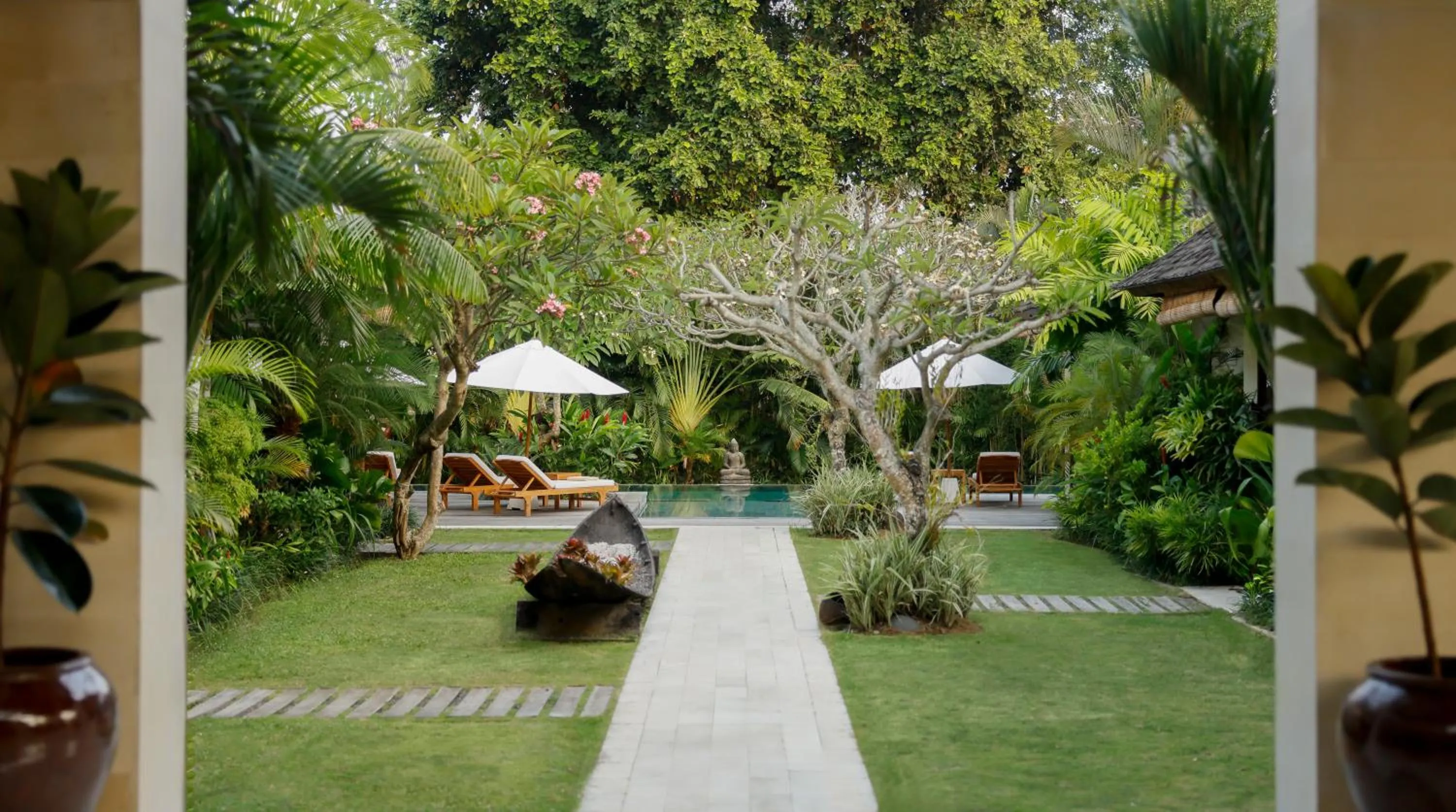 Garden in Villa Nelayan by Nakula