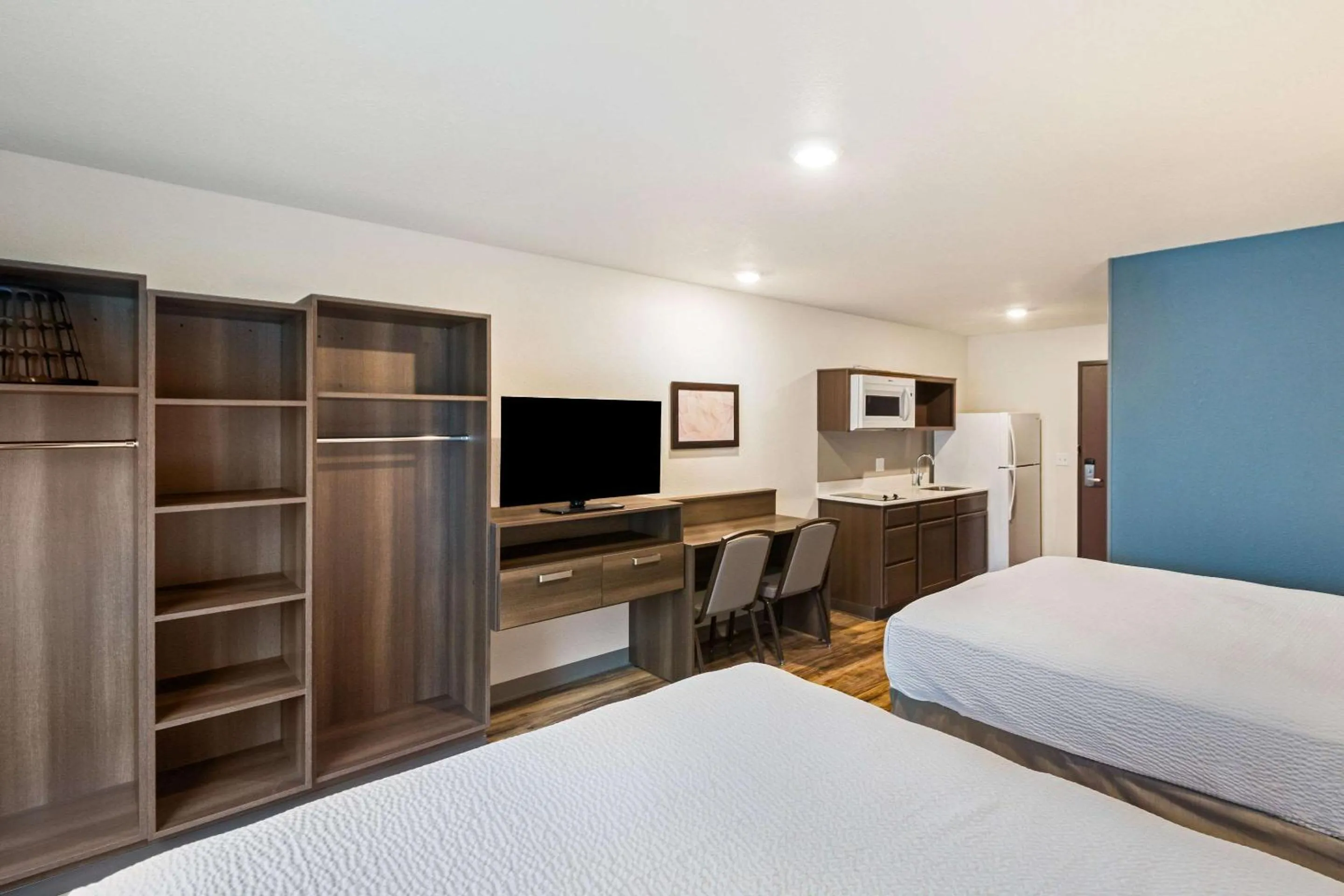 Photo of the whole room, Bed in WoodSpring Suites Davenport Quad Cities