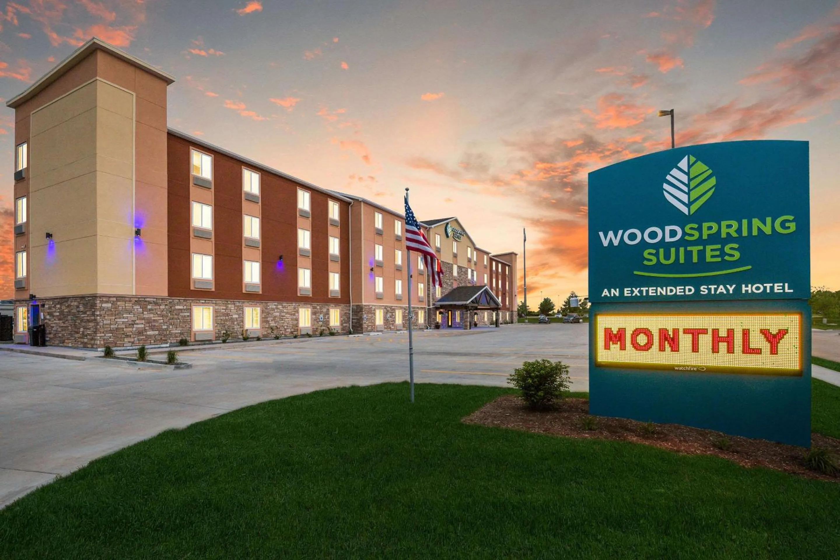 Property building in WoodSpring Suites Davenport Quad Cities