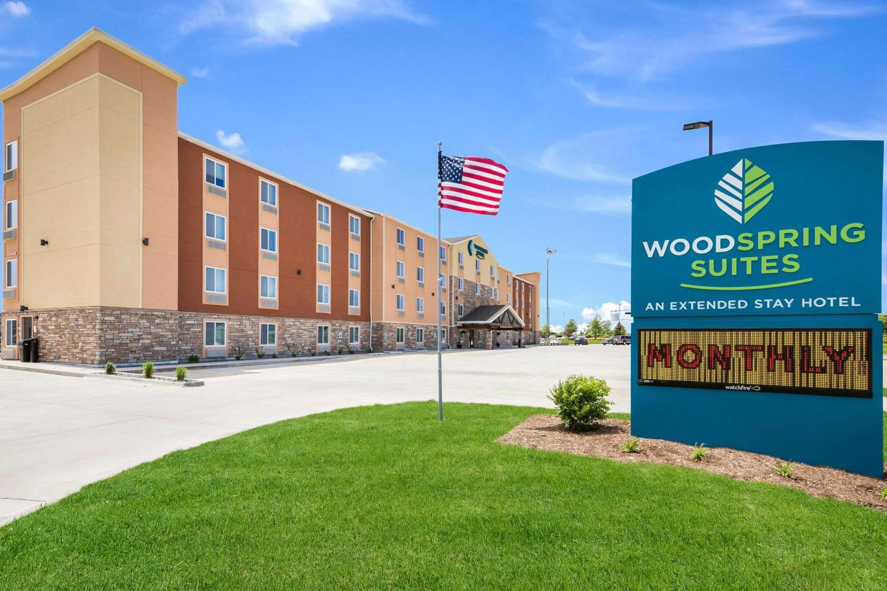 Property building in WoodSpring Suites Davenport Quad Cities